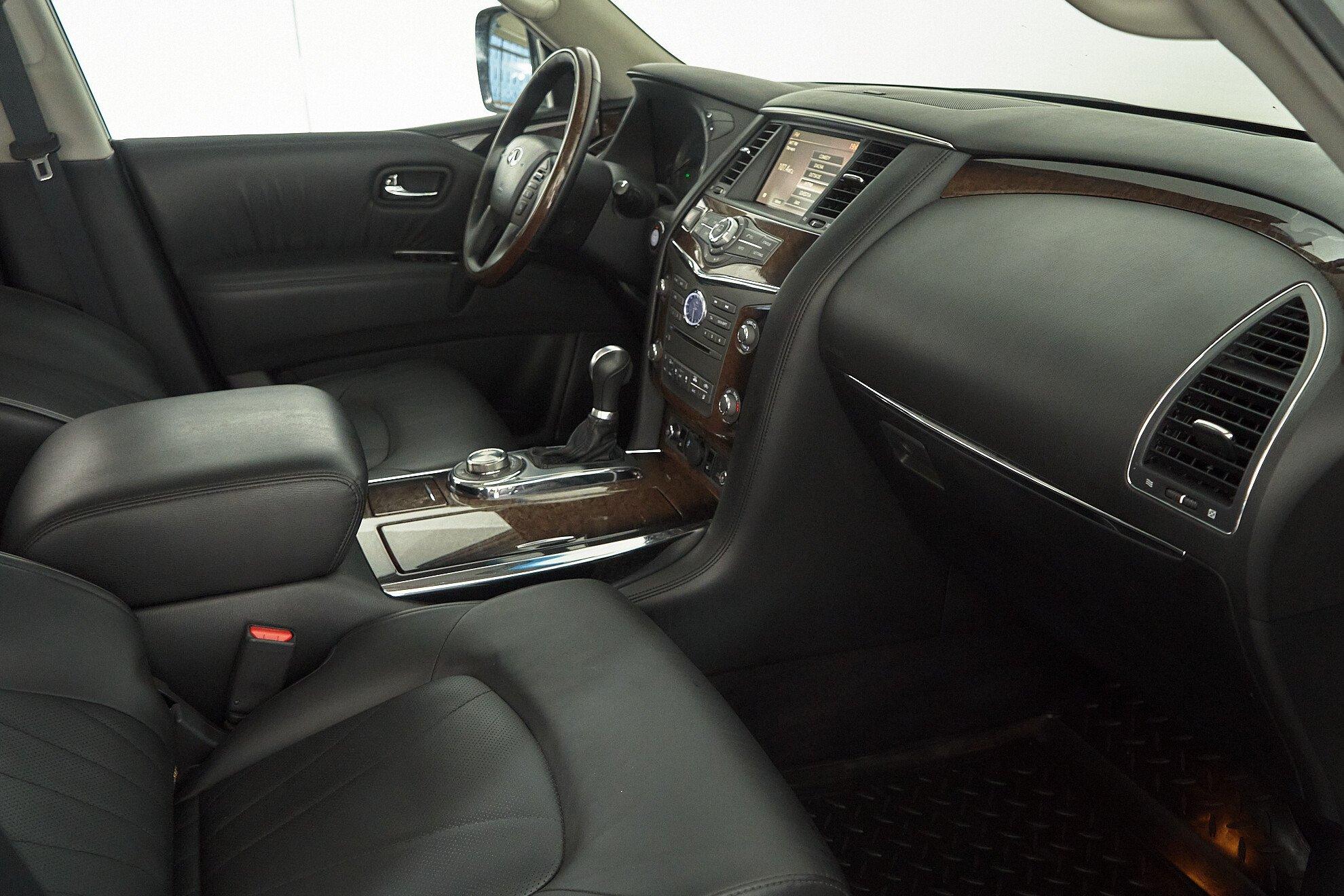 Infiniti QX56 2011, белый