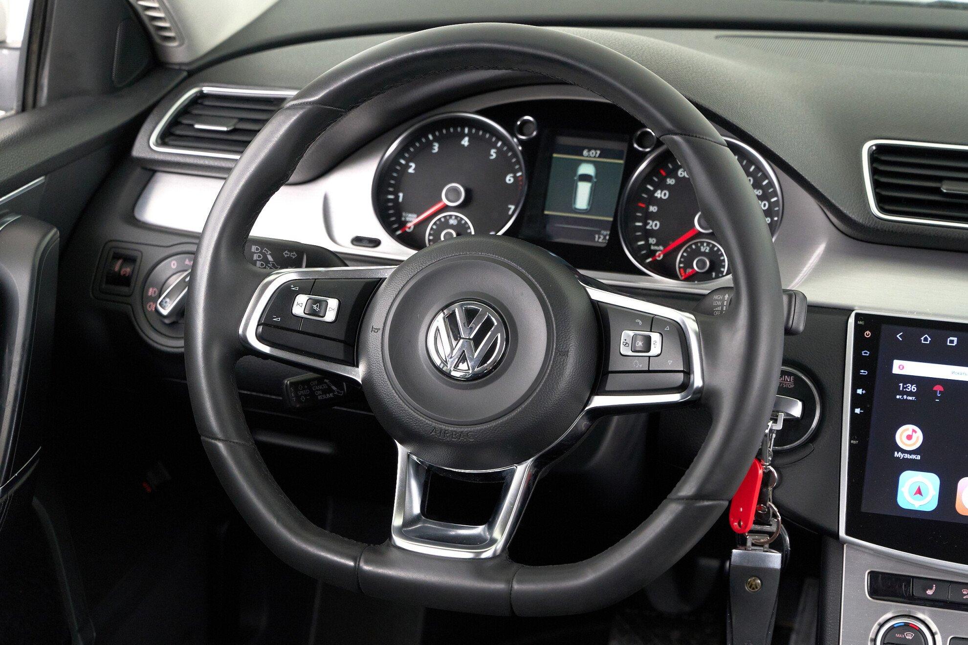 Volkswagen Passat 2011, белый