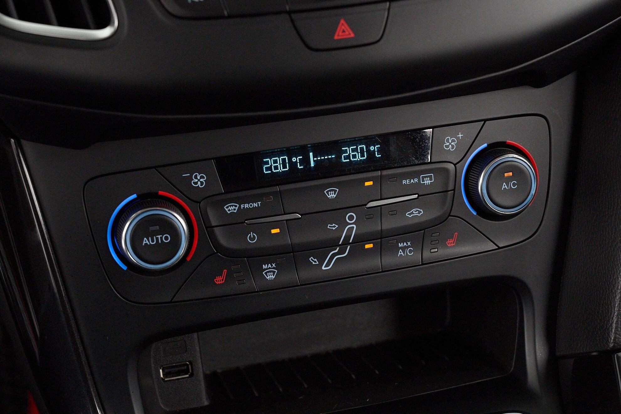 Ford Focus 2015, черный