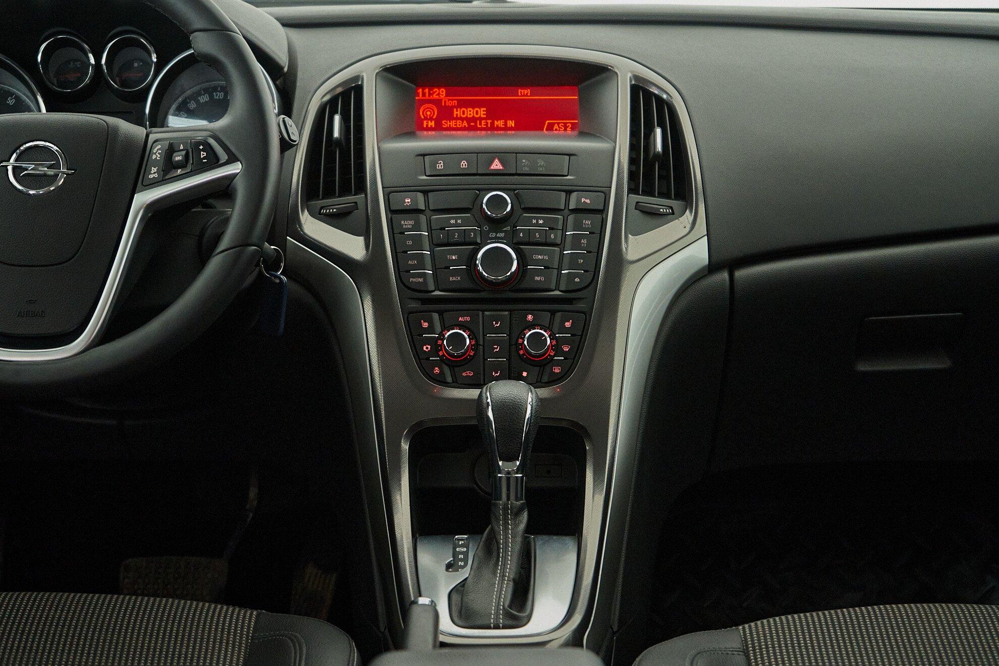 Opel Astra 2012, белый
