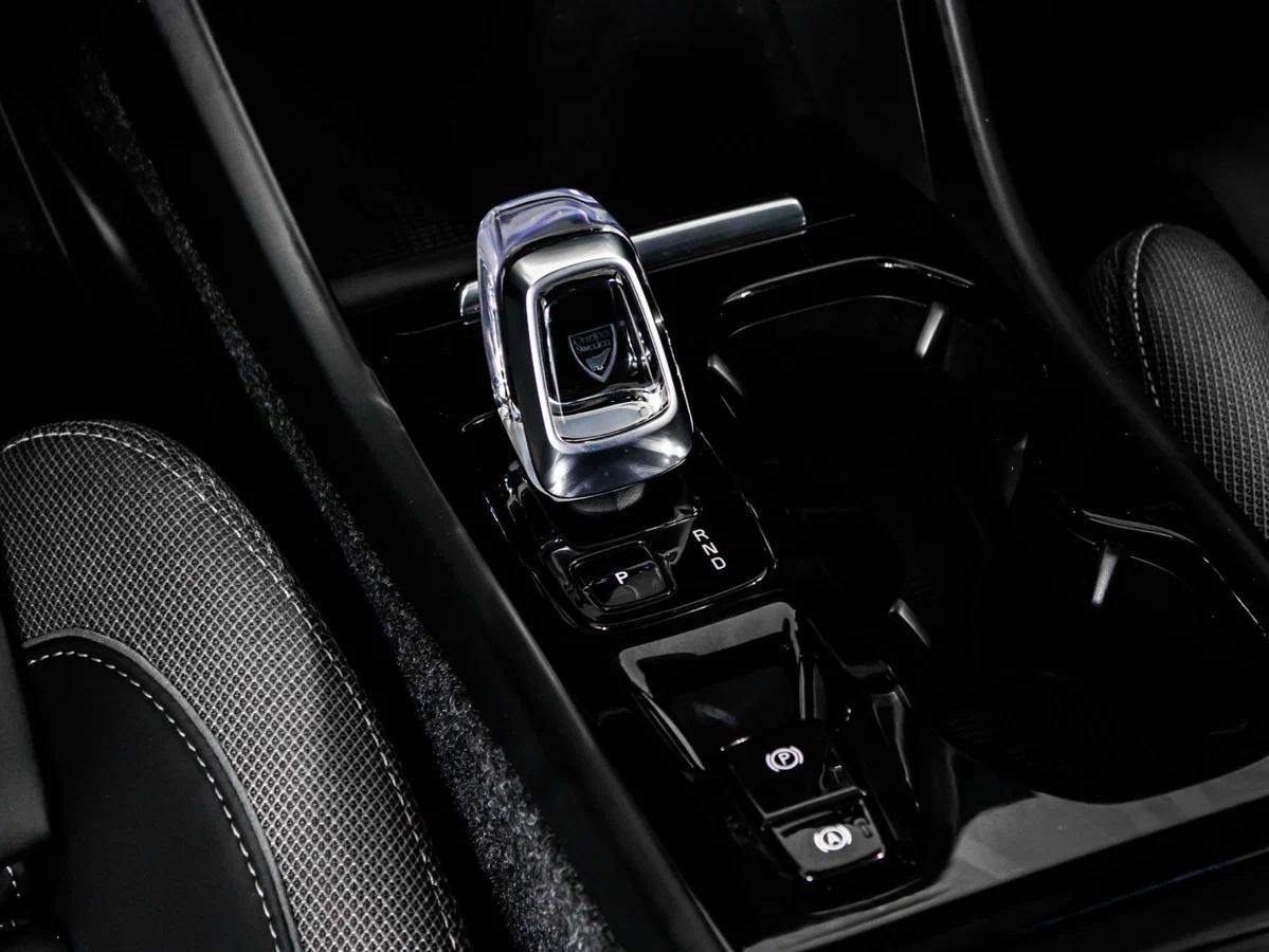 Volvo XC40 2024, белый