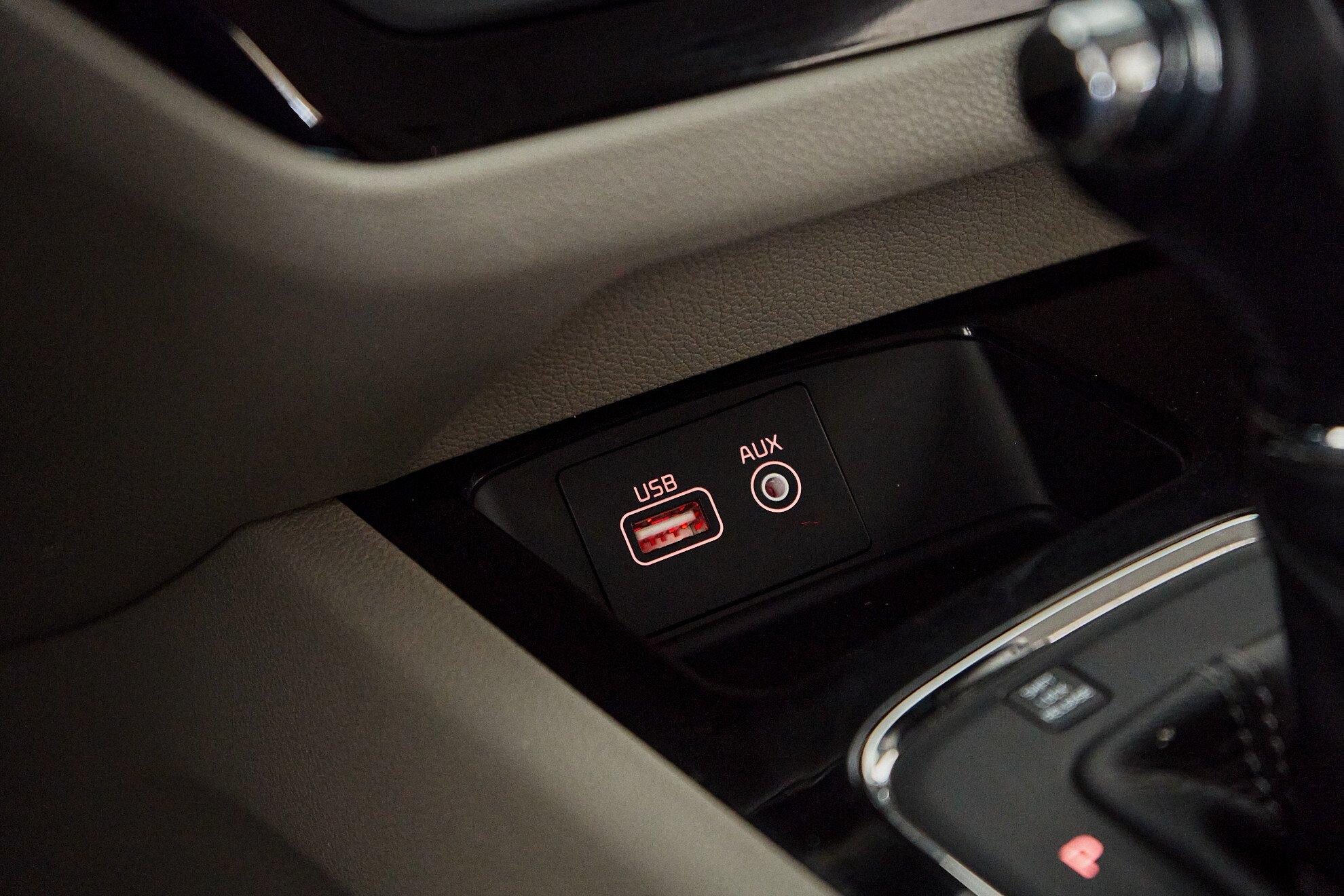 Kia Carnival 2016, черный
