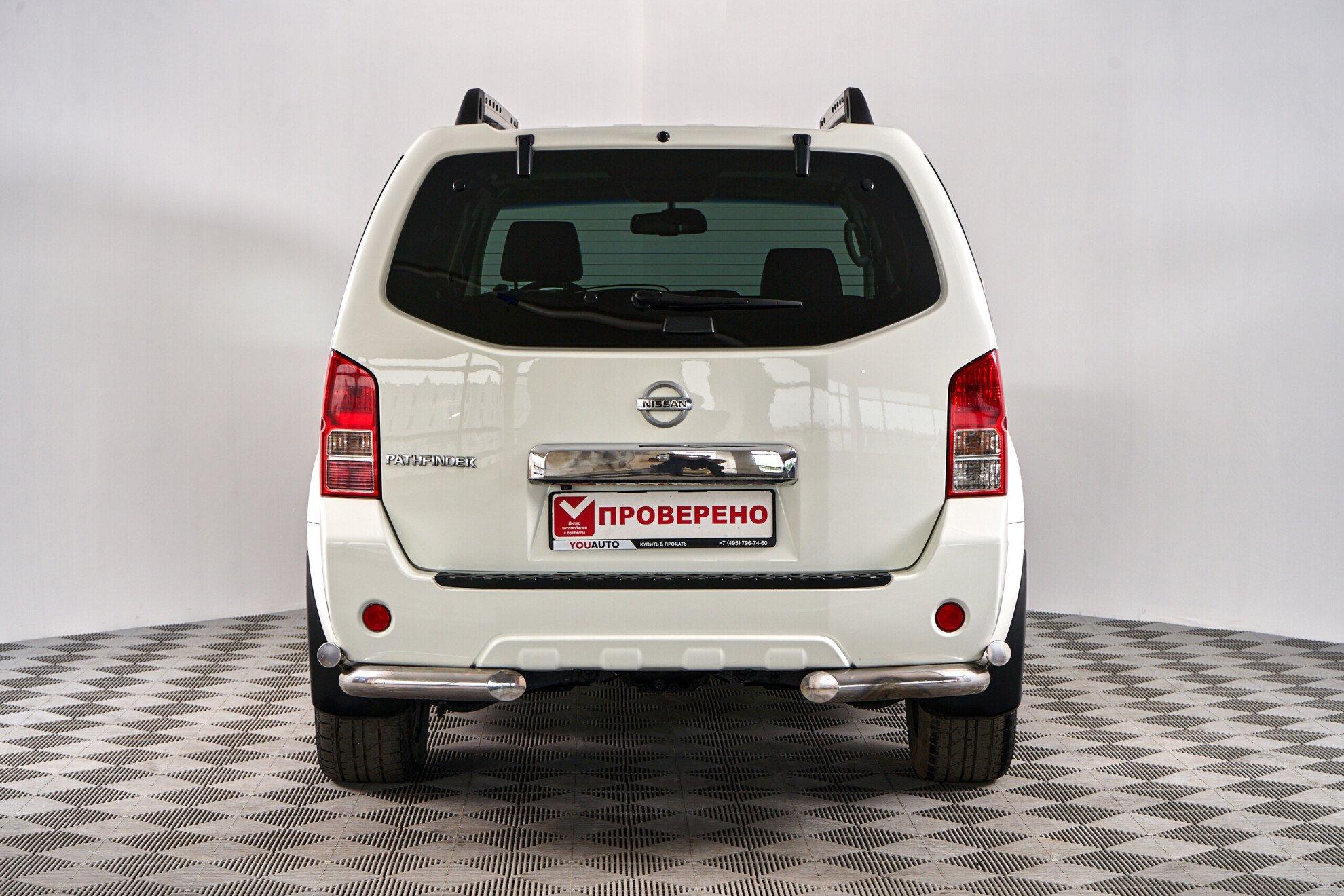 Nissan Pathfinder 2011, белый