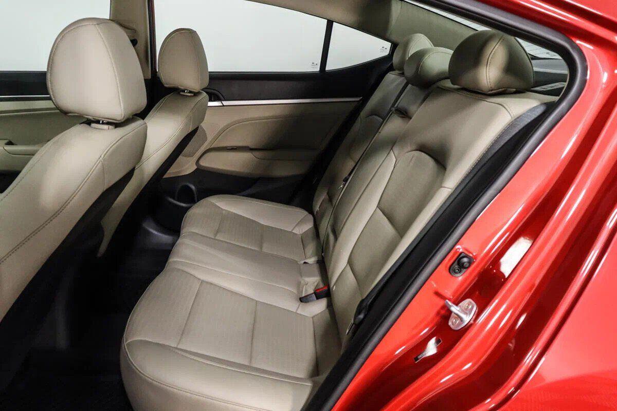Hyundai Elantra 2019, красный