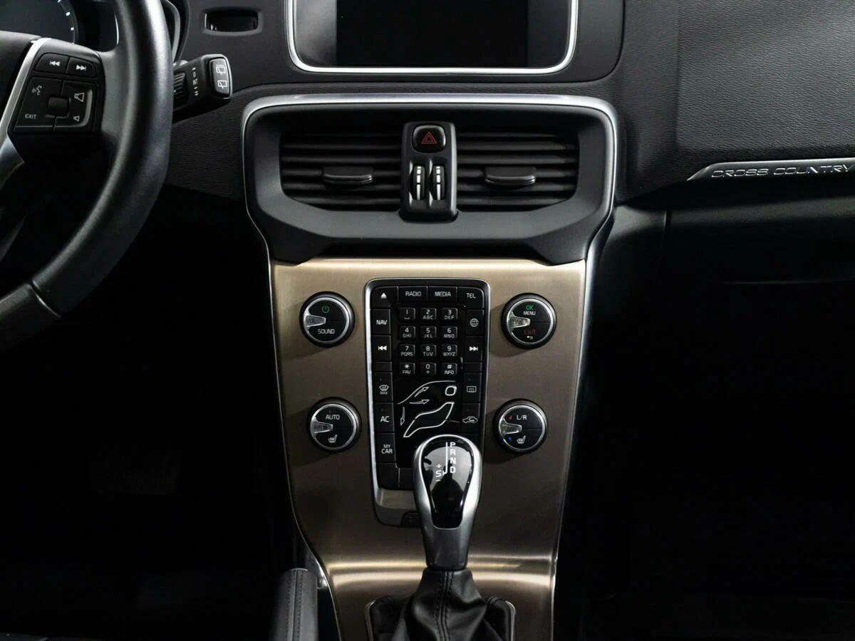 Volvo V40 2019, коричневый