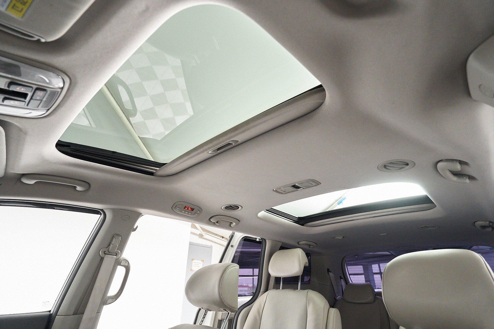Kia Carnival 2016, белый