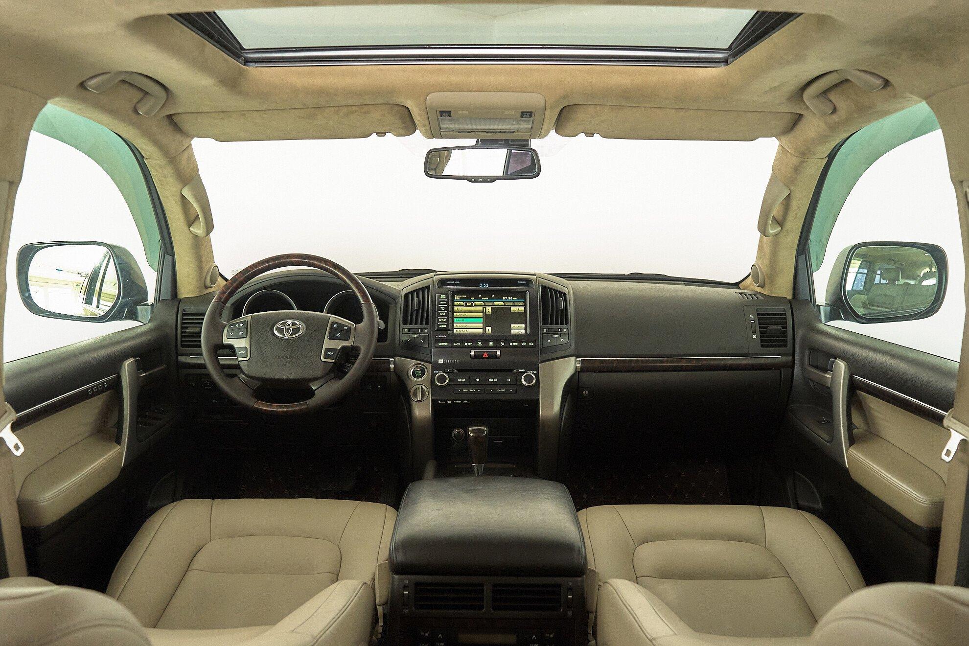Toyota Land Cruiser 2010, черный