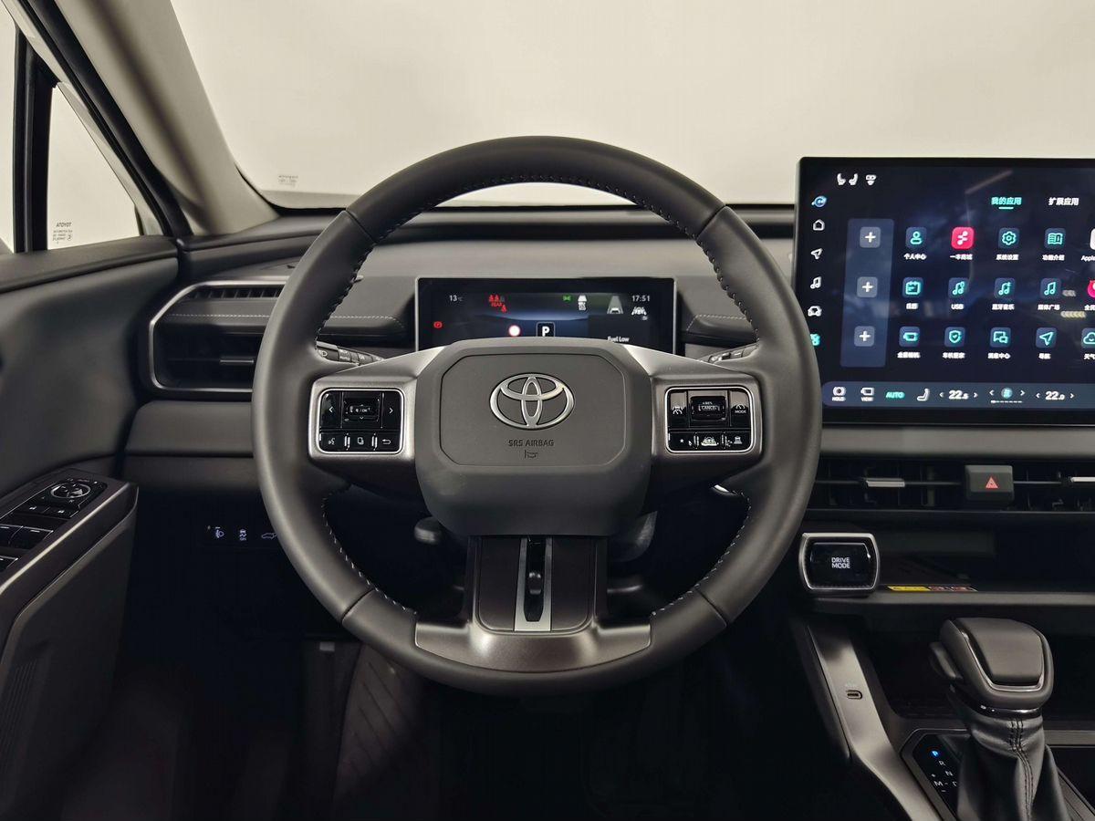 Toyota RAV4 2025, белый