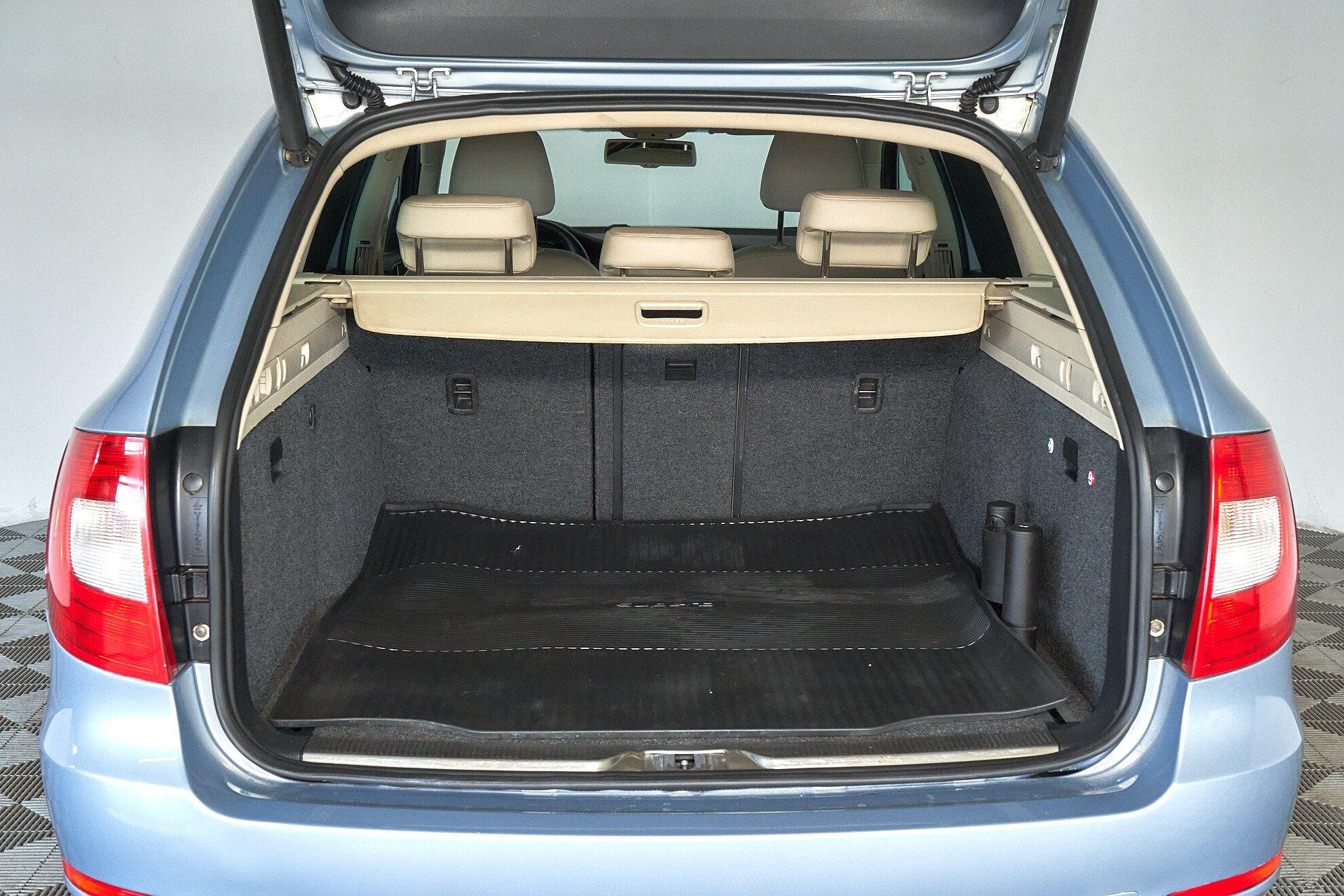 Skoda Superb 2011, голубой