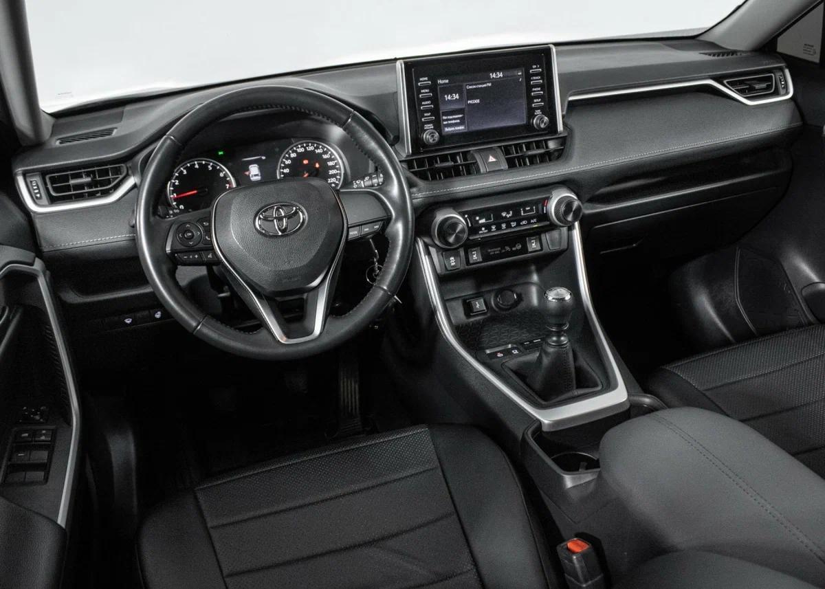 Toyota RAV4 2021, черный