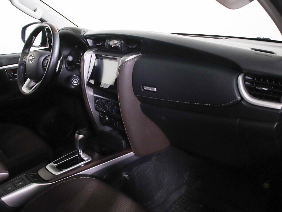 Toyota Fortuner 2018, черный