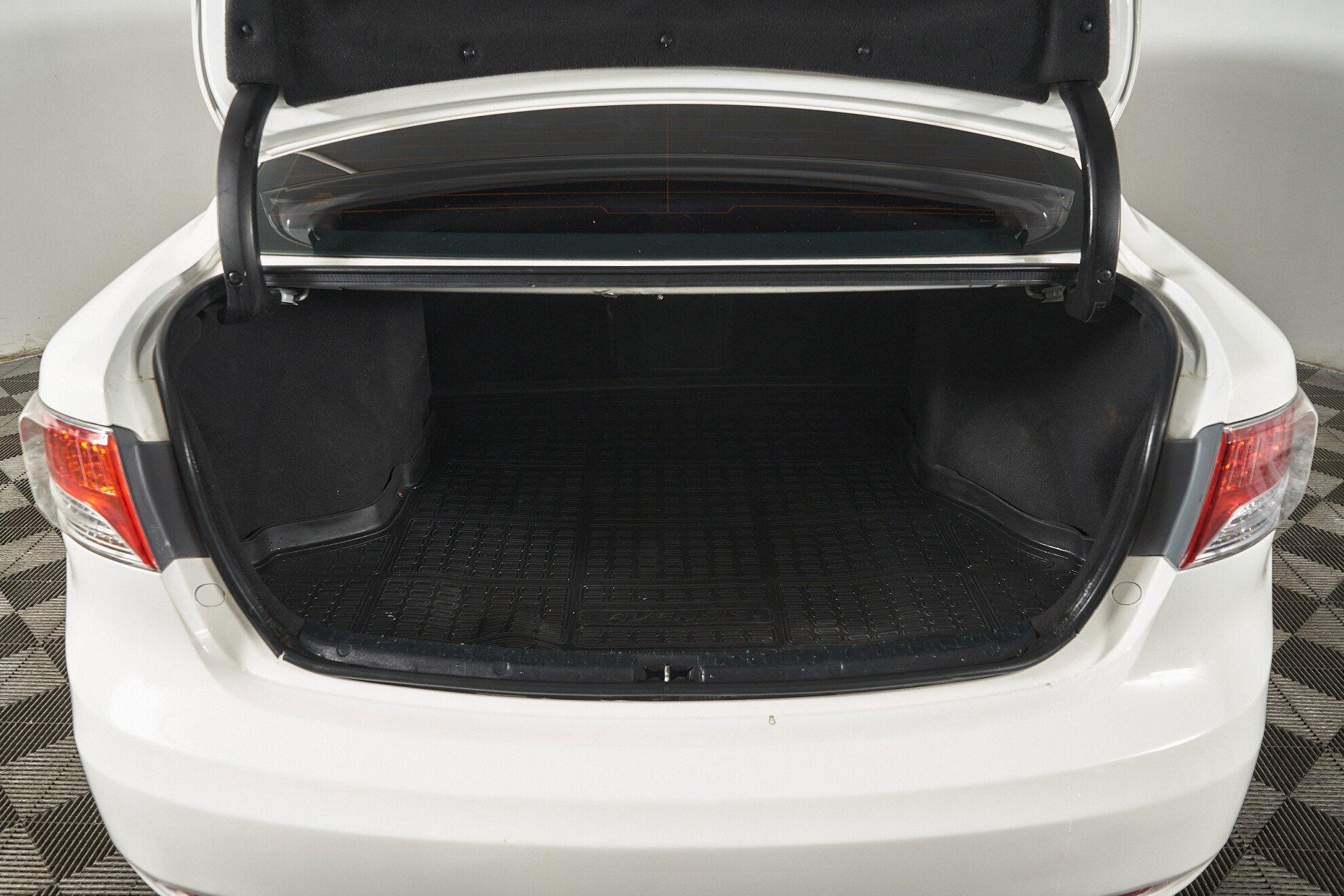 Toyota Avensis 2010, белый