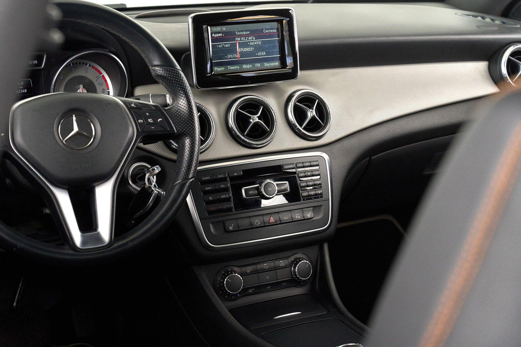 Mercedes-Benz CLA 2014, красный