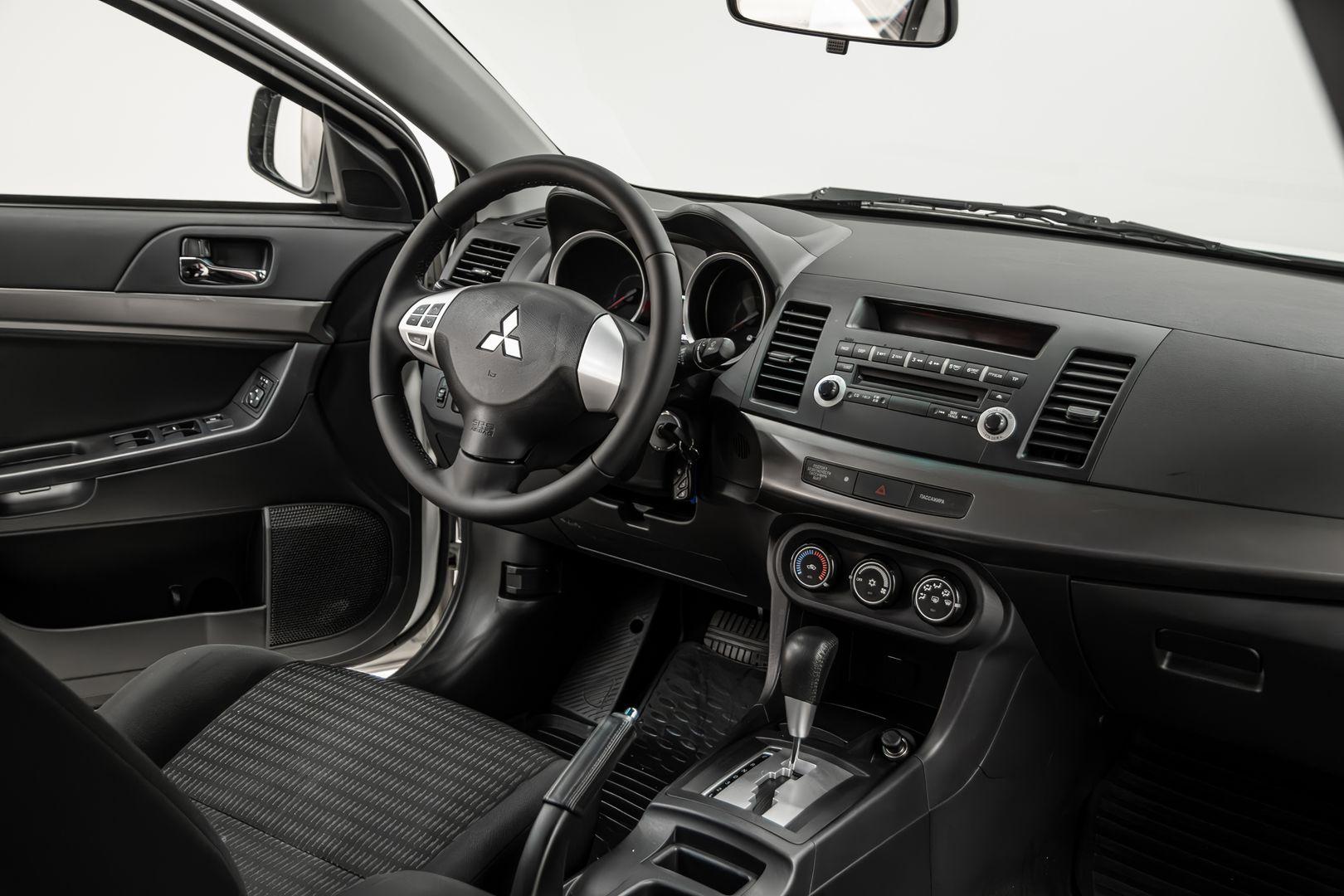 Mitsubishi Lancer 2012, белый