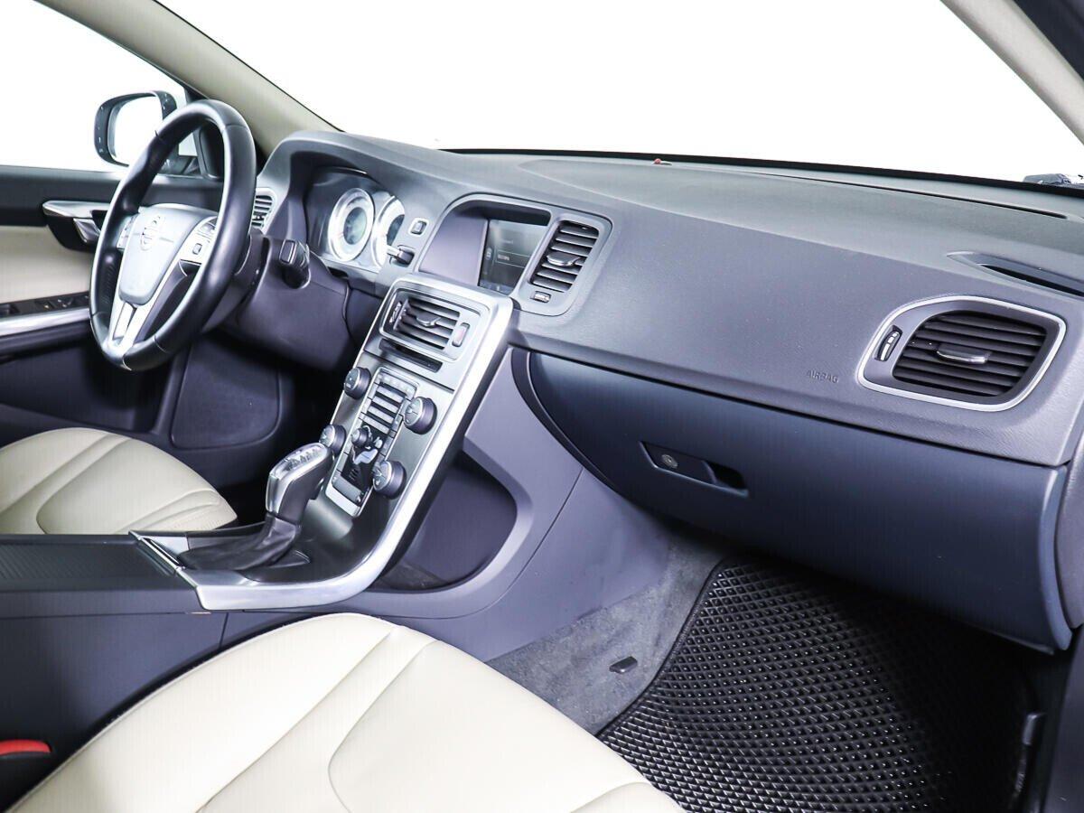 Volvo S60 2013, белый