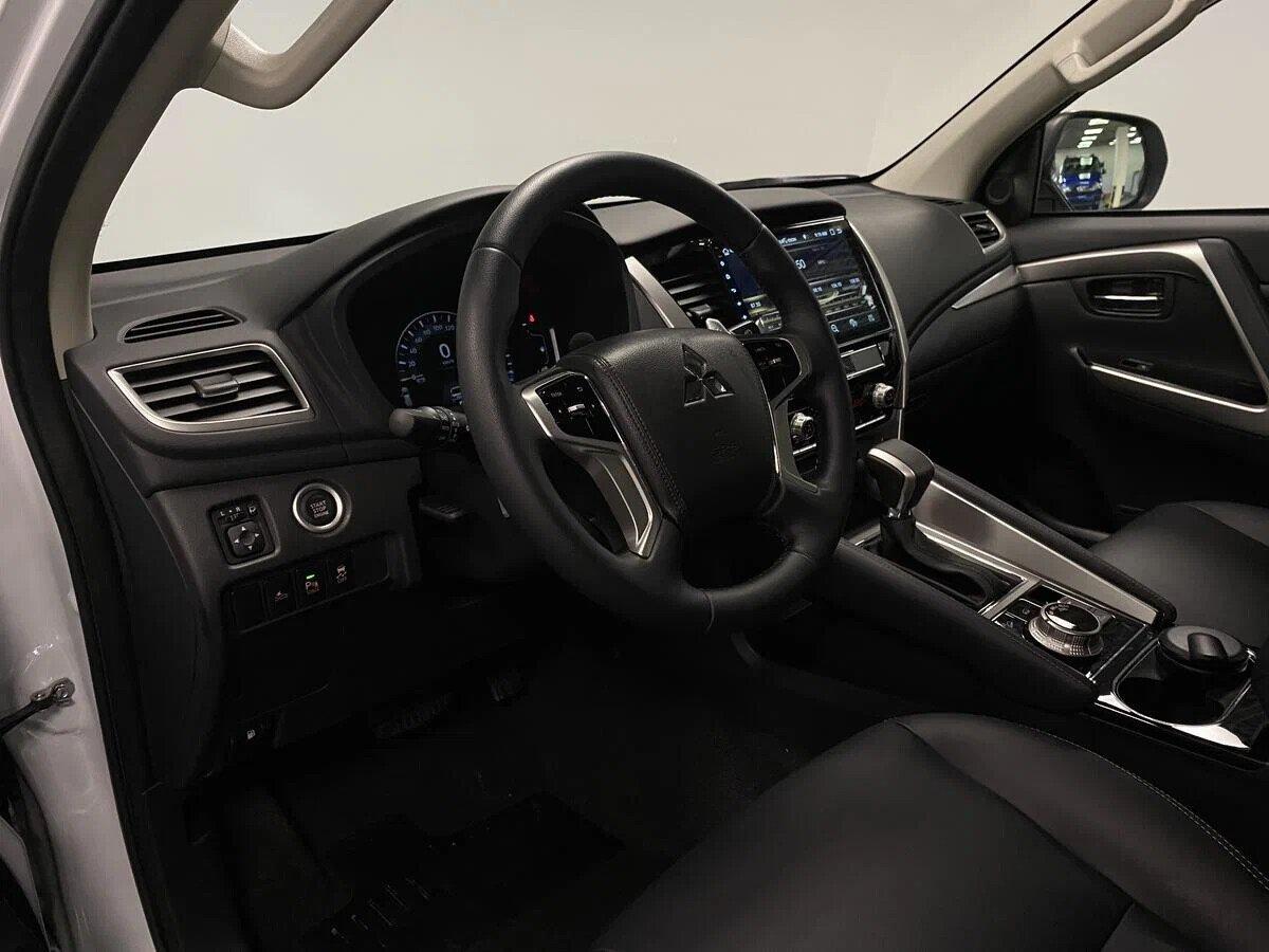 Mitsubishi Pajero Sport 2020, белый