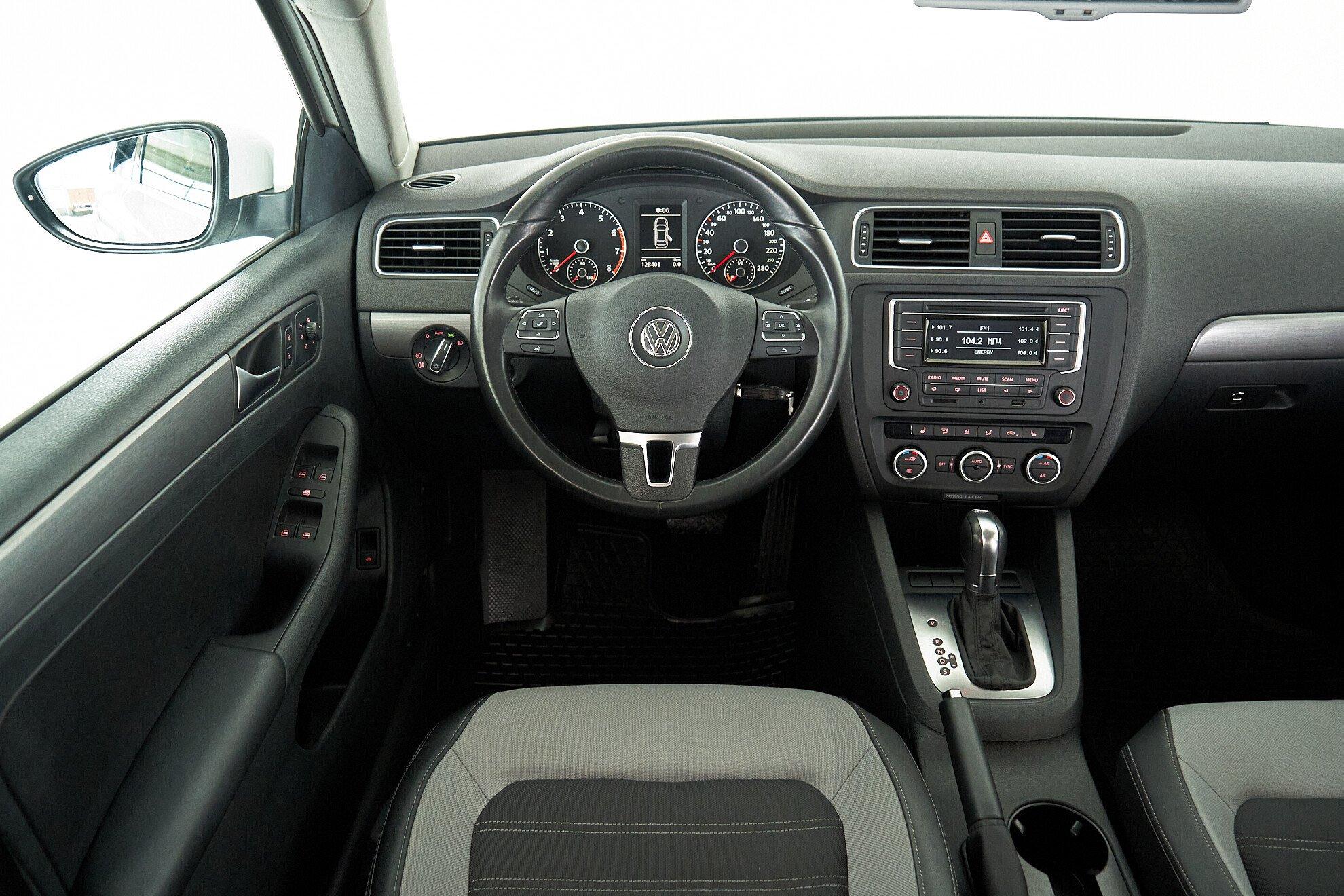 Volkswagen Jetta 2014, белый