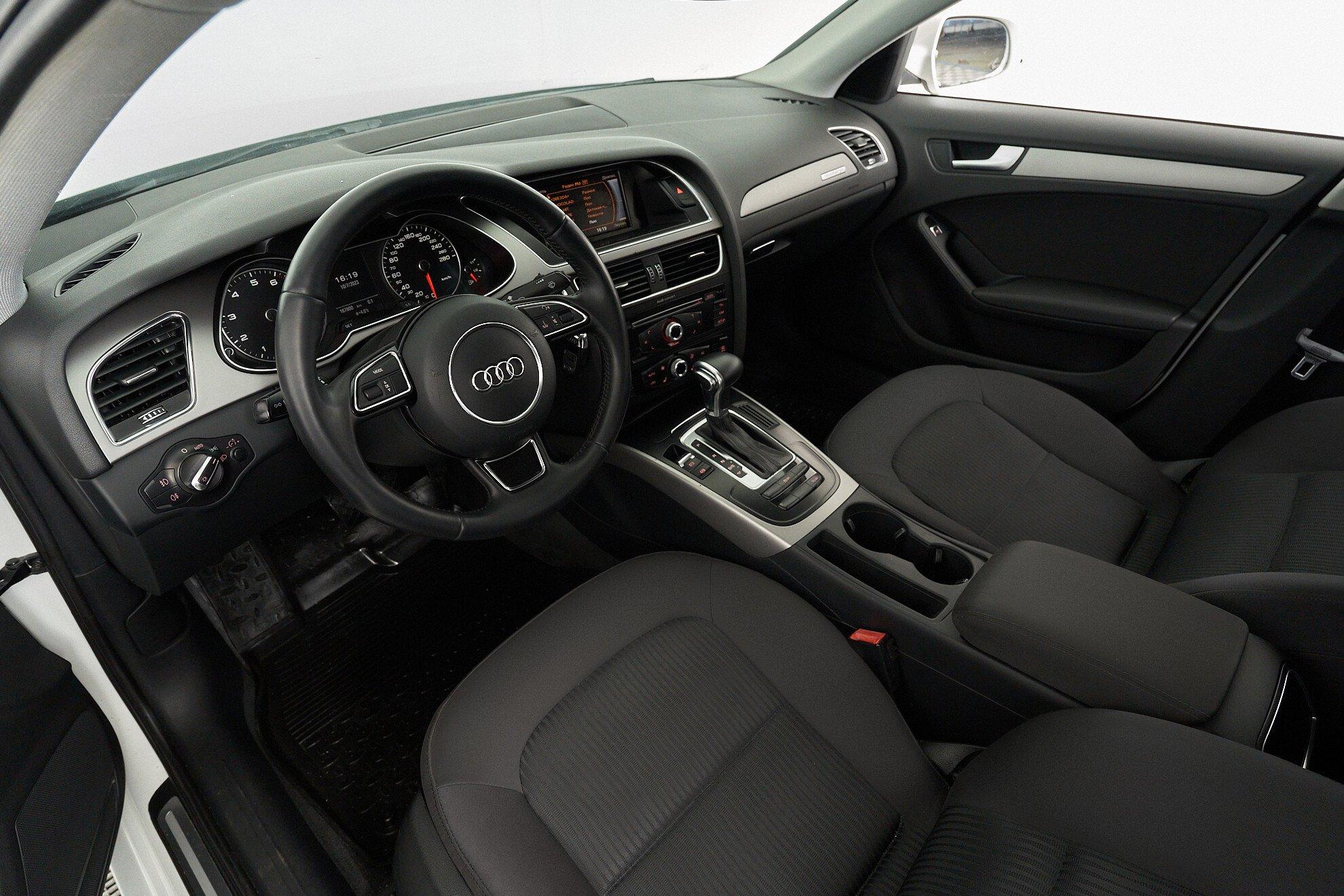Audi A4 2012, белый