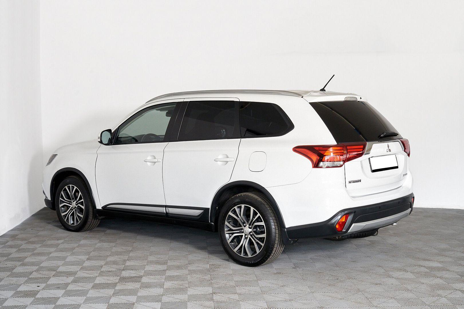 Mitsubishi Outlander 2017, белый