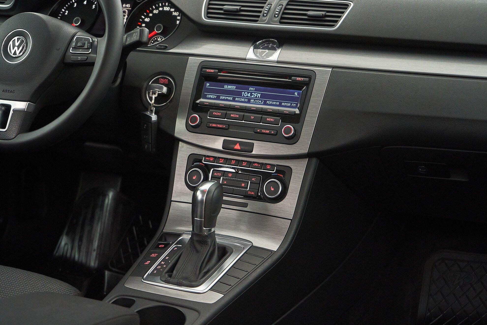 Volkswagen Passat 2011, серый