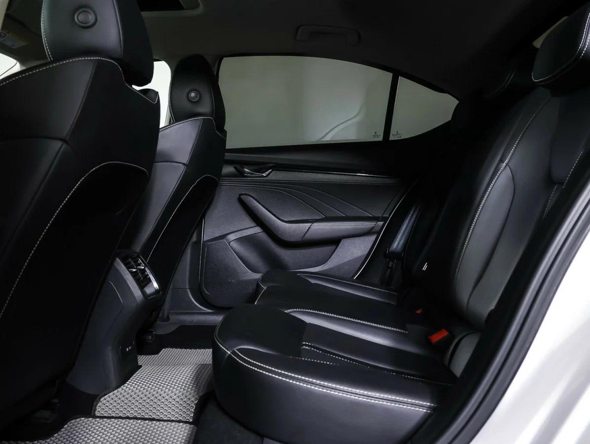 Skoda Octavia 2023, белый