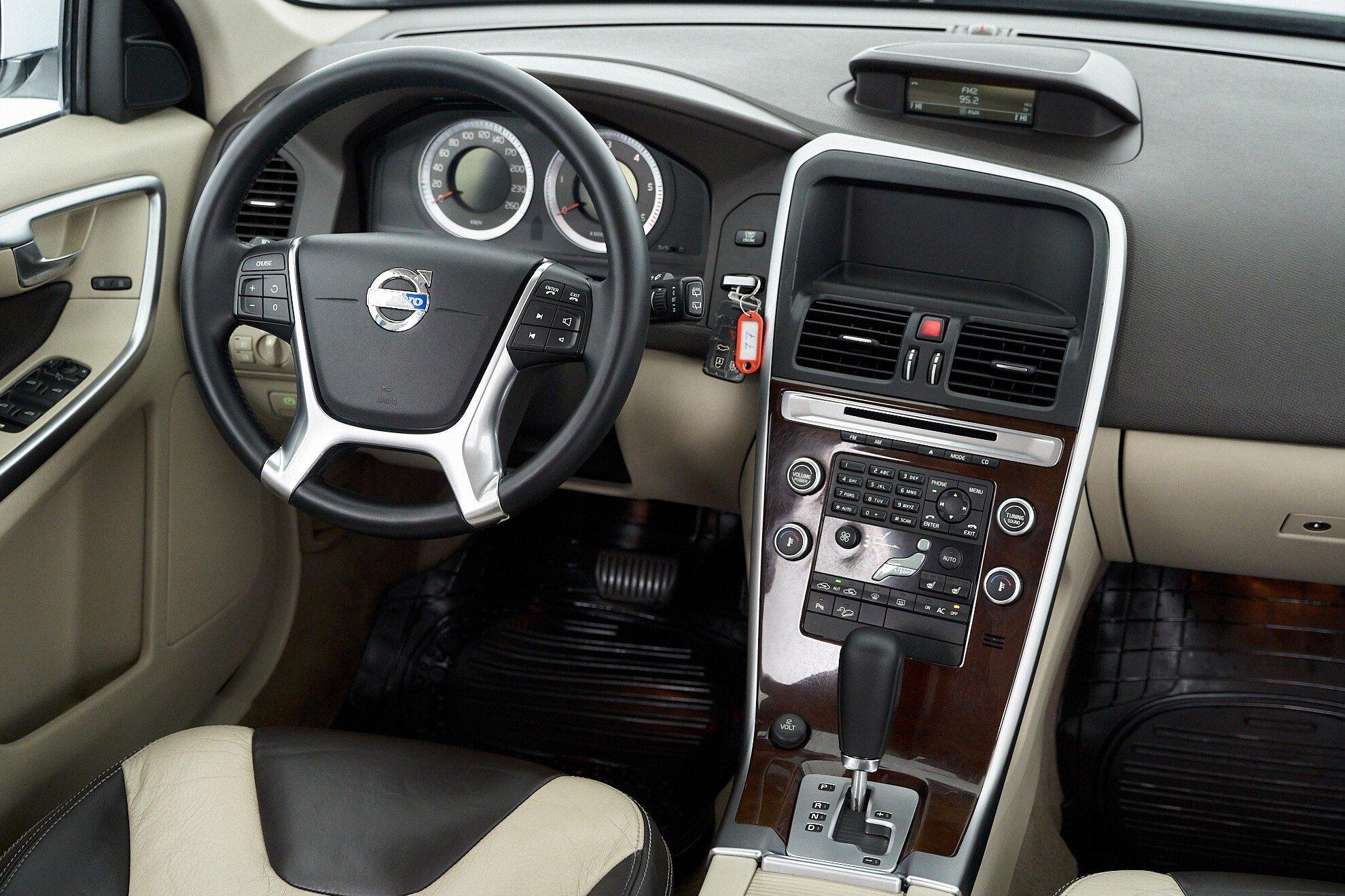 Volvo XC60 2011, белый