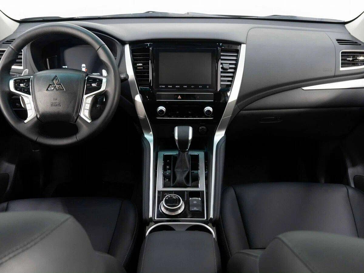 Mitsubishi Montero Sport 2022, серебряный