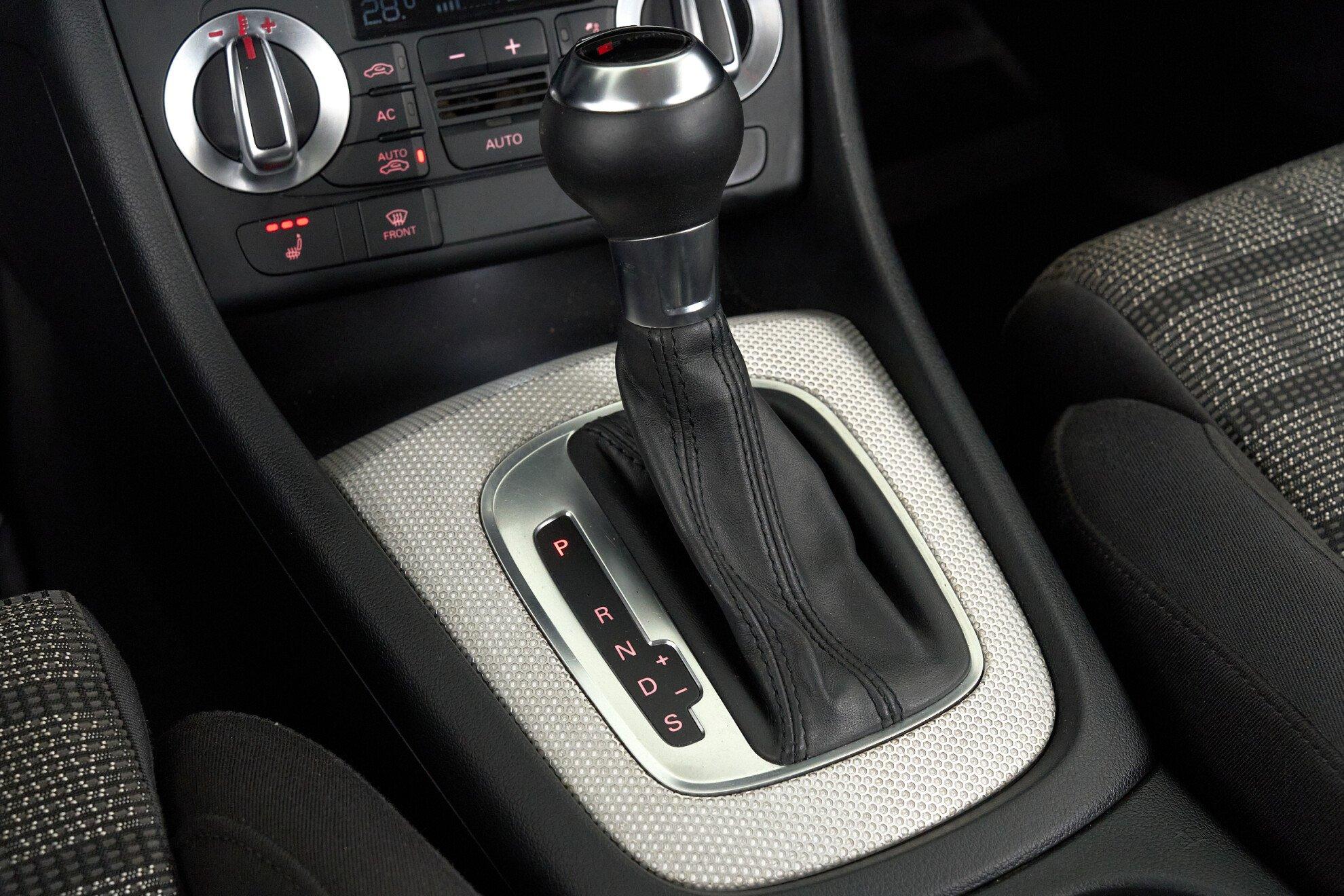 Audi Q3 2012, белый