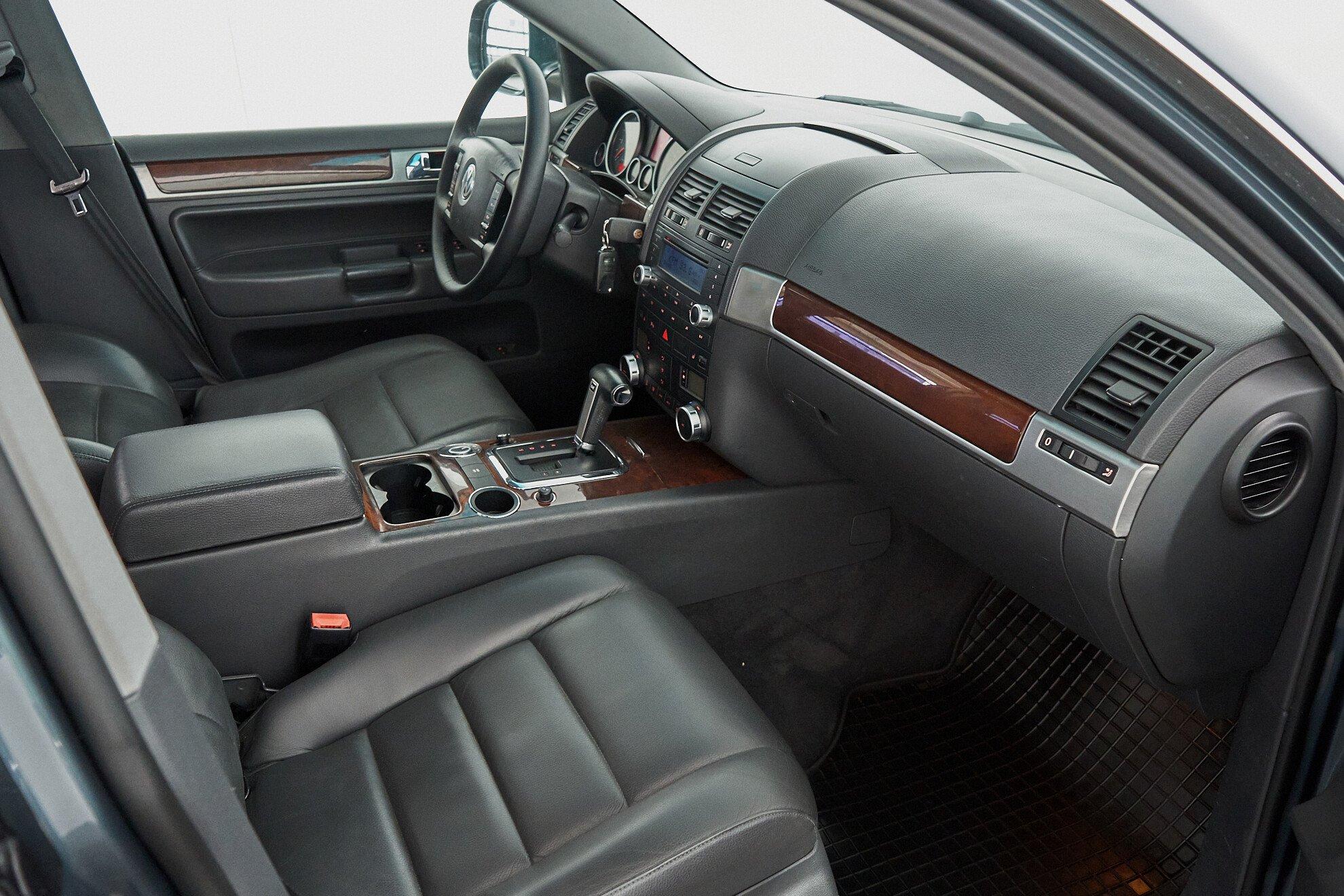 Volkswagen Touareg 2009, серый