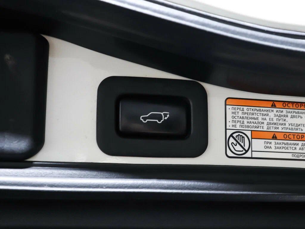 Toyota Land Cruiser 2018, белый