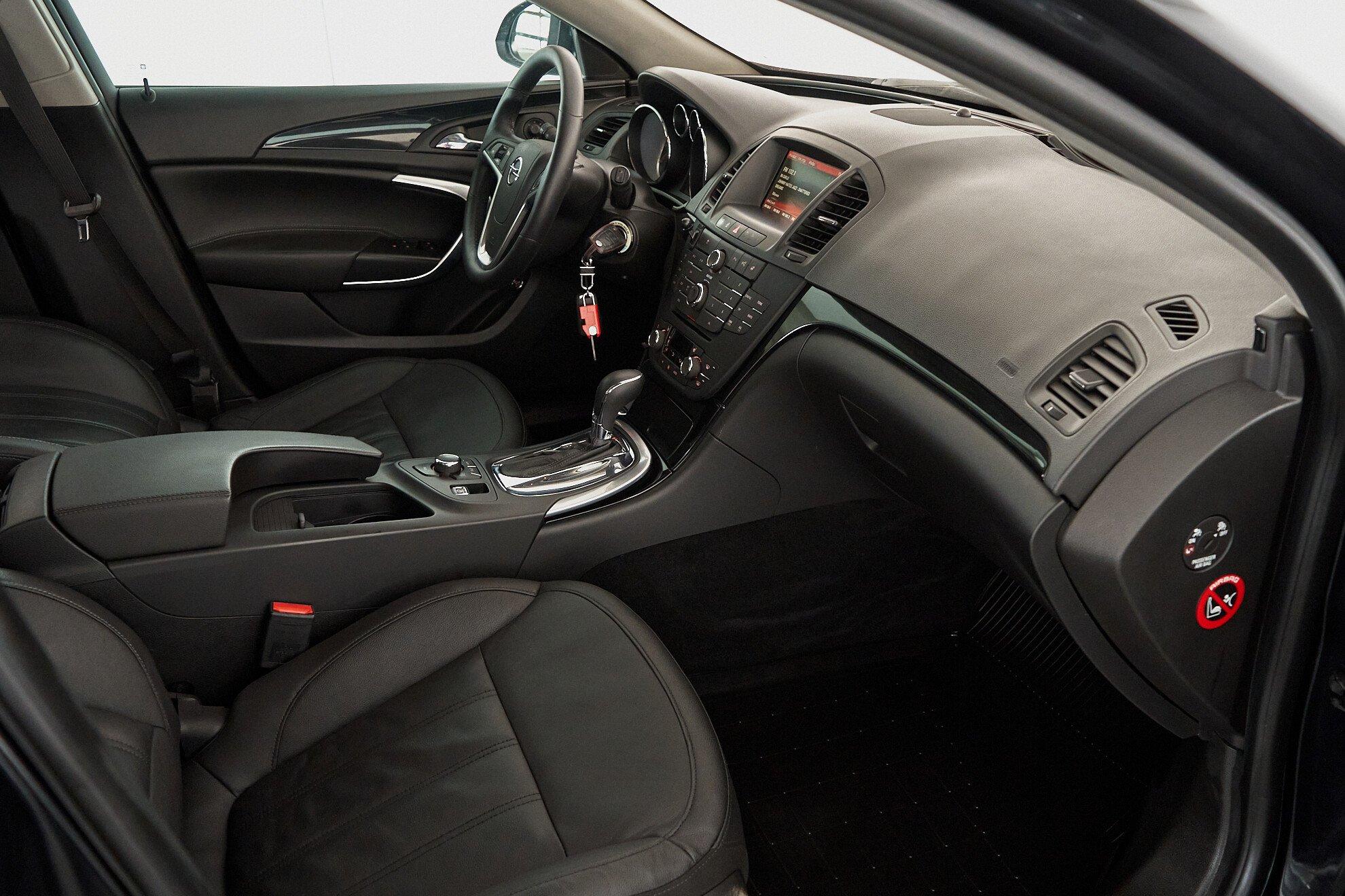 Opel Insignia 2013, черный