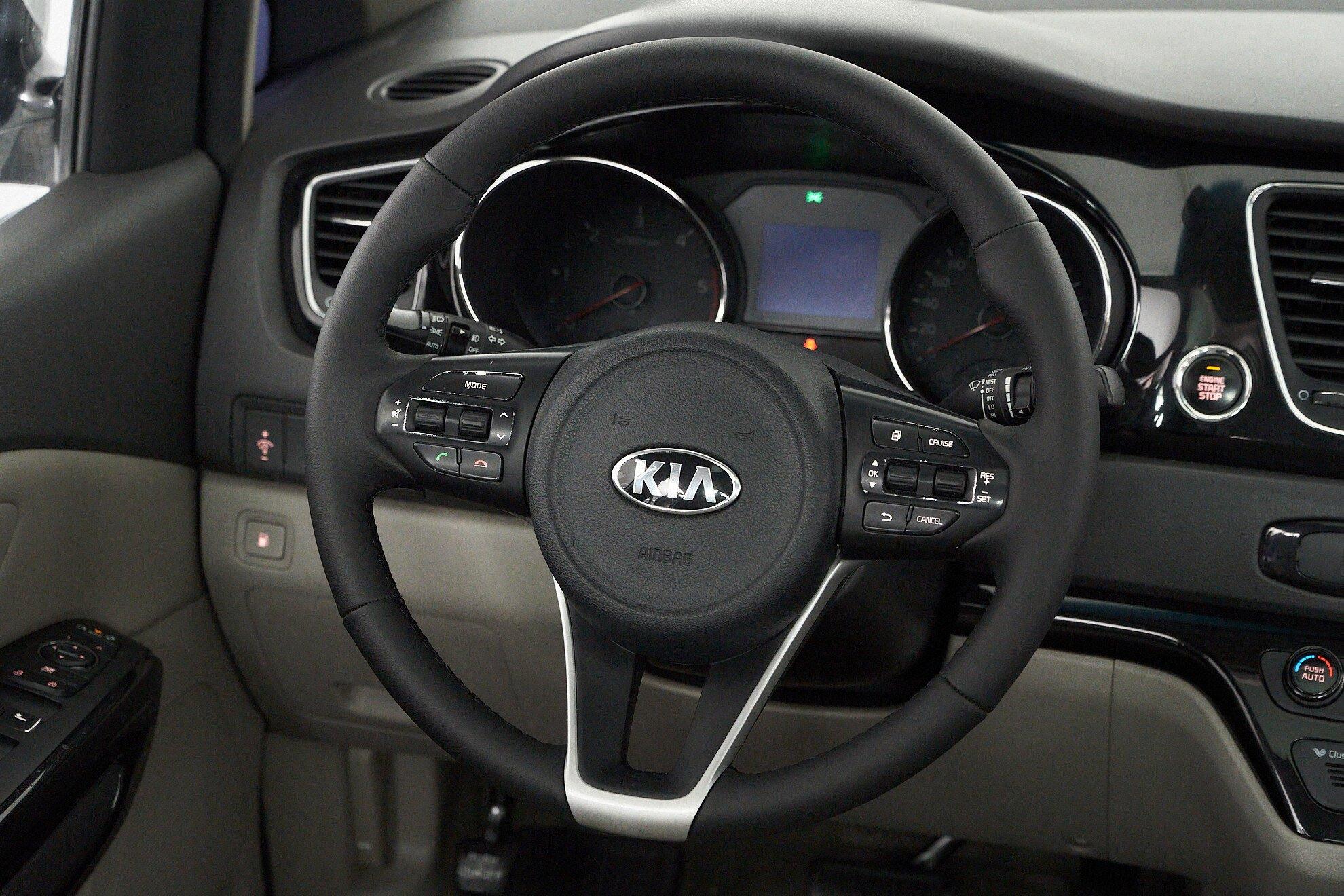Kia Carnival 2016, белый