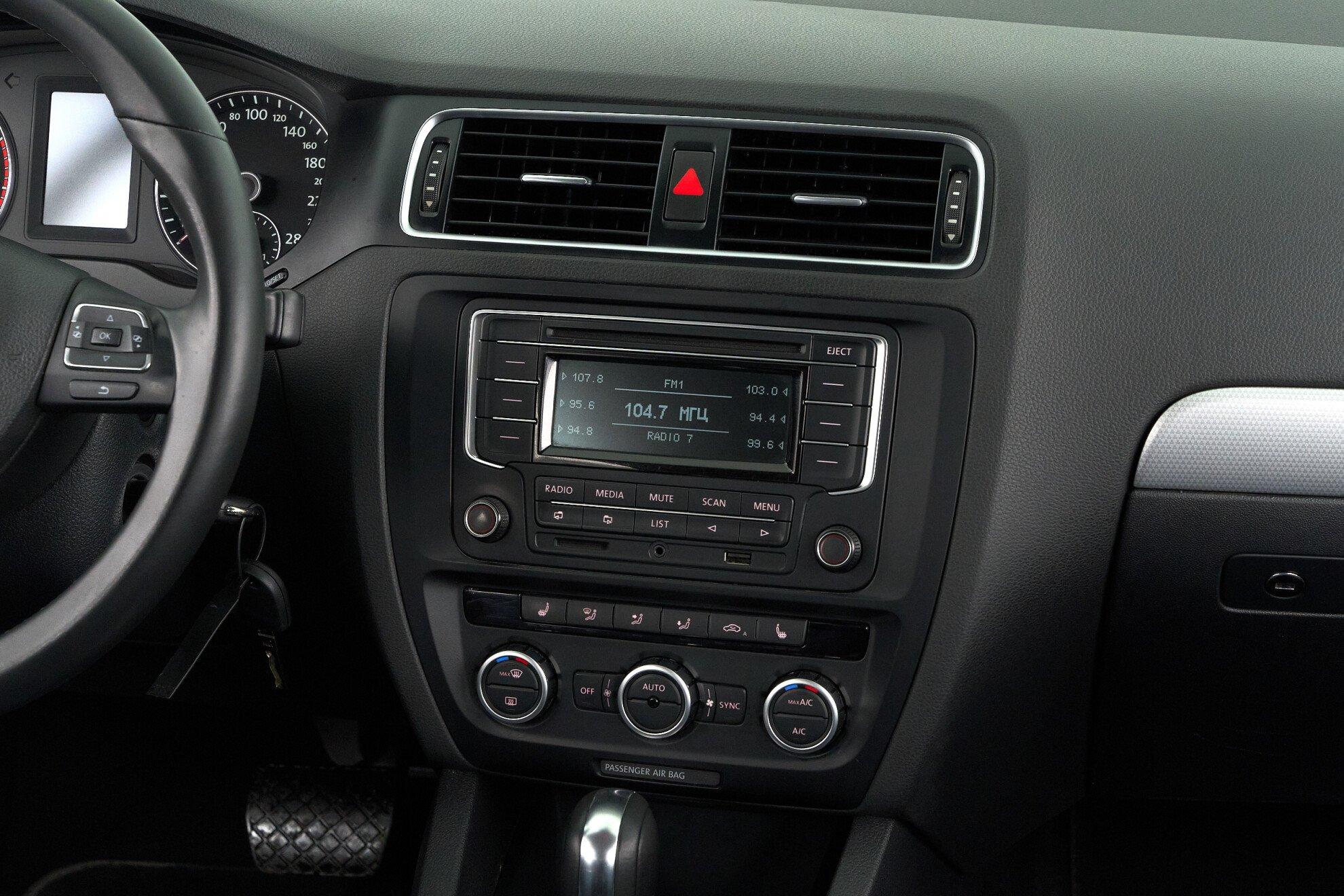 Volkswagen Jetta 2013, серебряный
