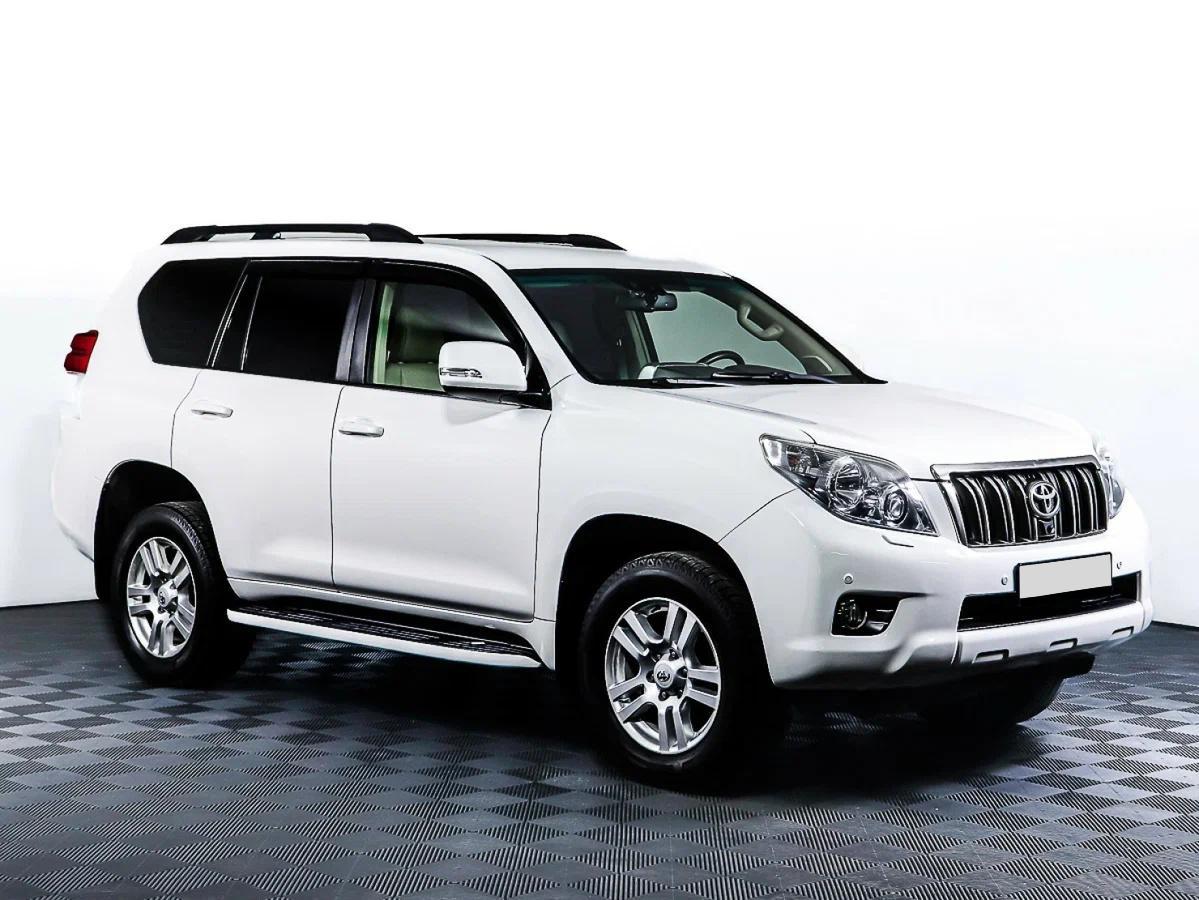 Toyota Land Cruiser Prado 2010, белый