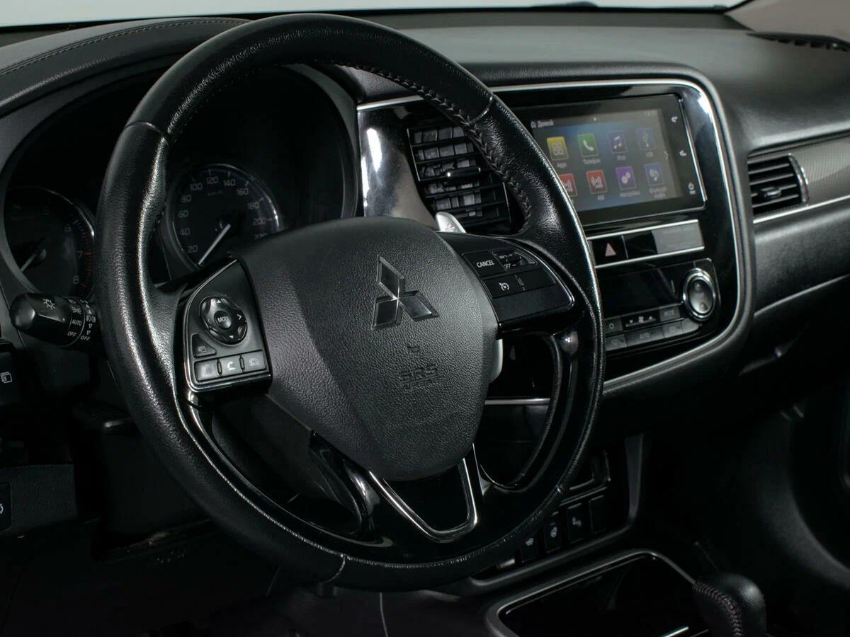 Mitsubishi Outlander 2020, белый
