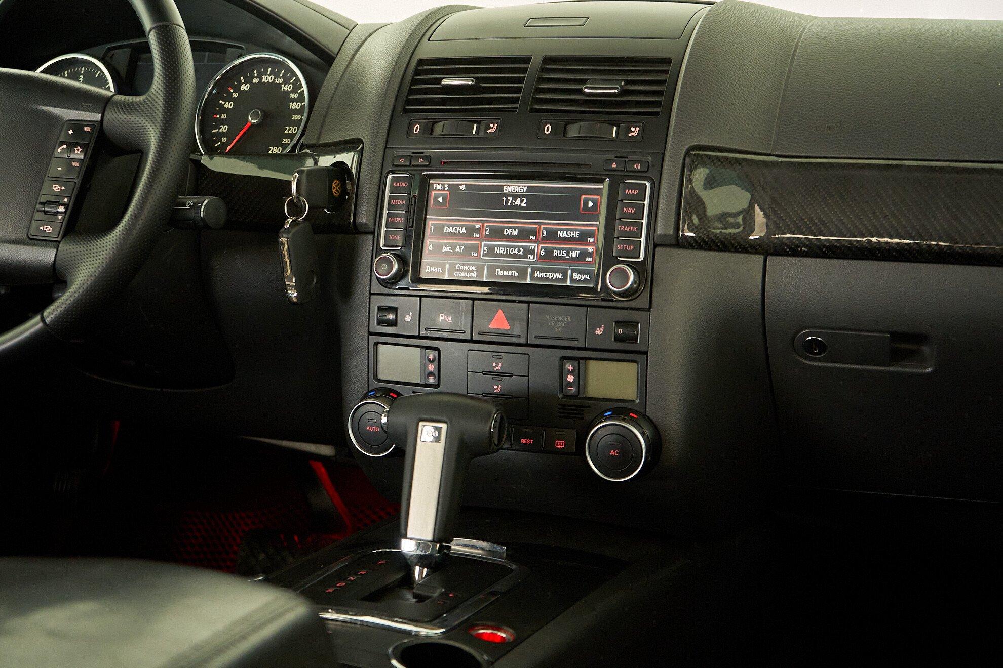 Volkswagen Touareg 2009, серый