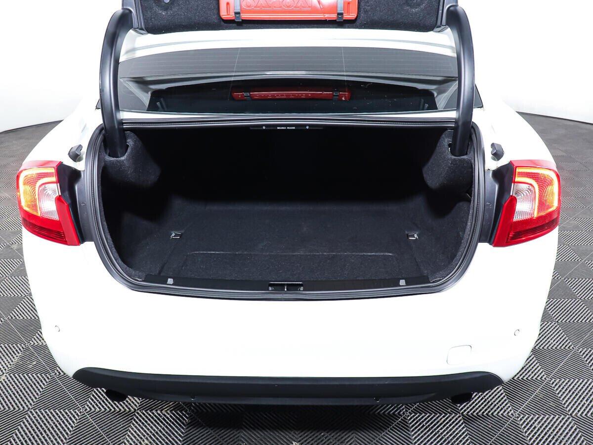 Volvo S60 2013, белый
