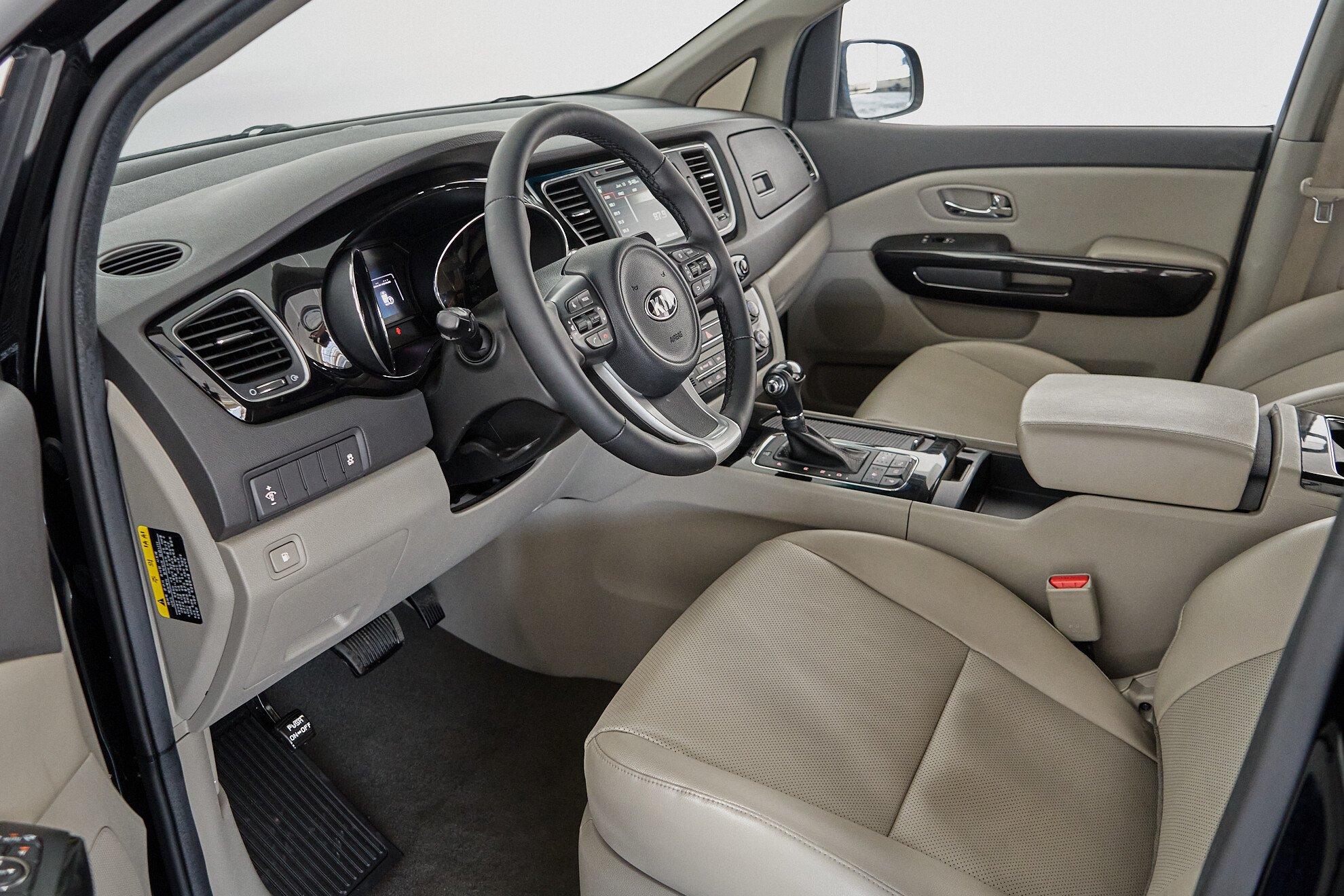 Kia Carnival 2016, черный