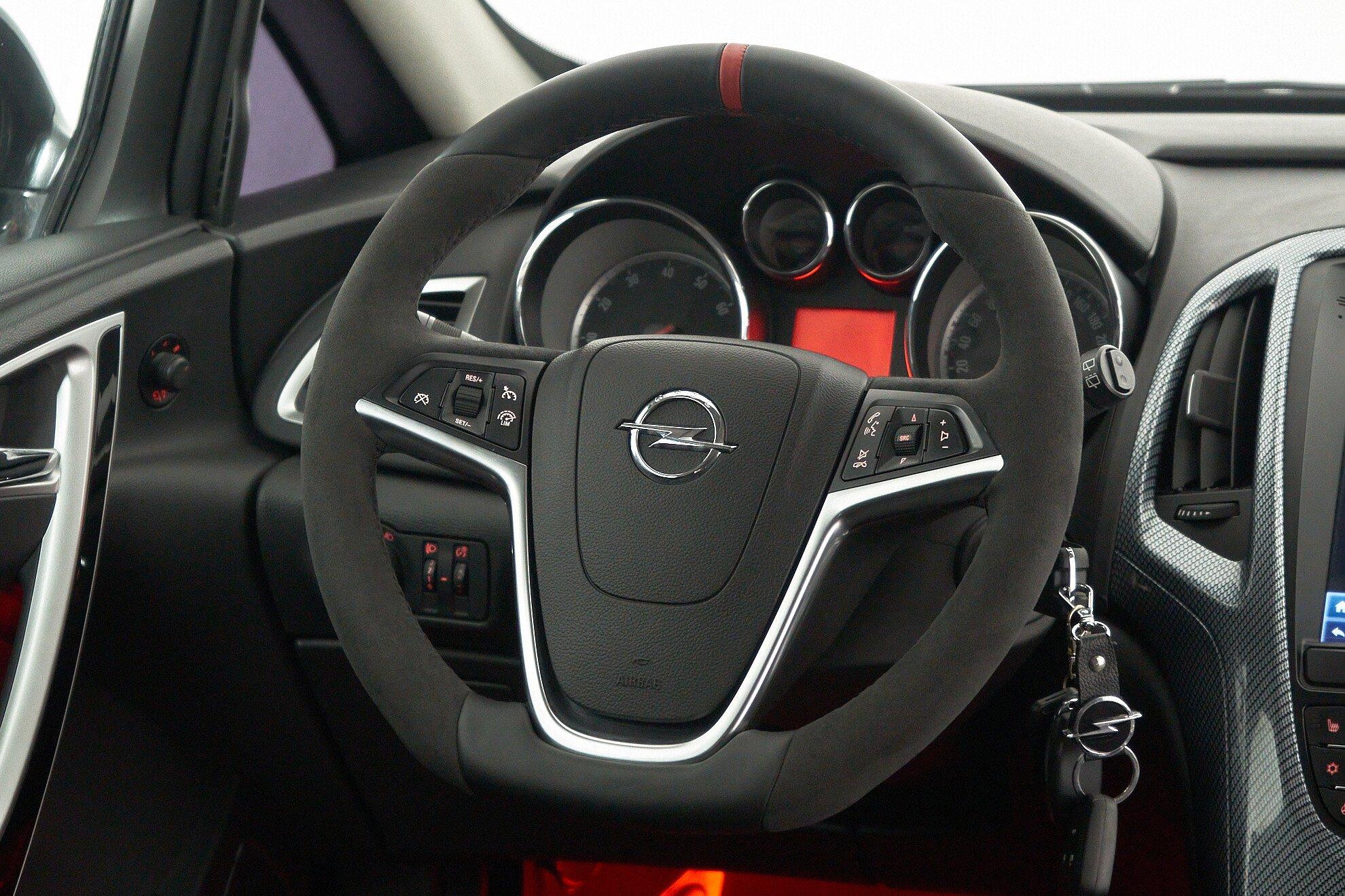 Opel Astra 2013, белый