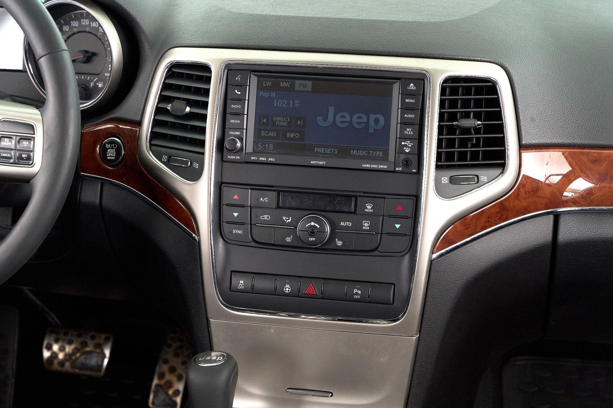 Jeep Grand Cherokee 2011, белый