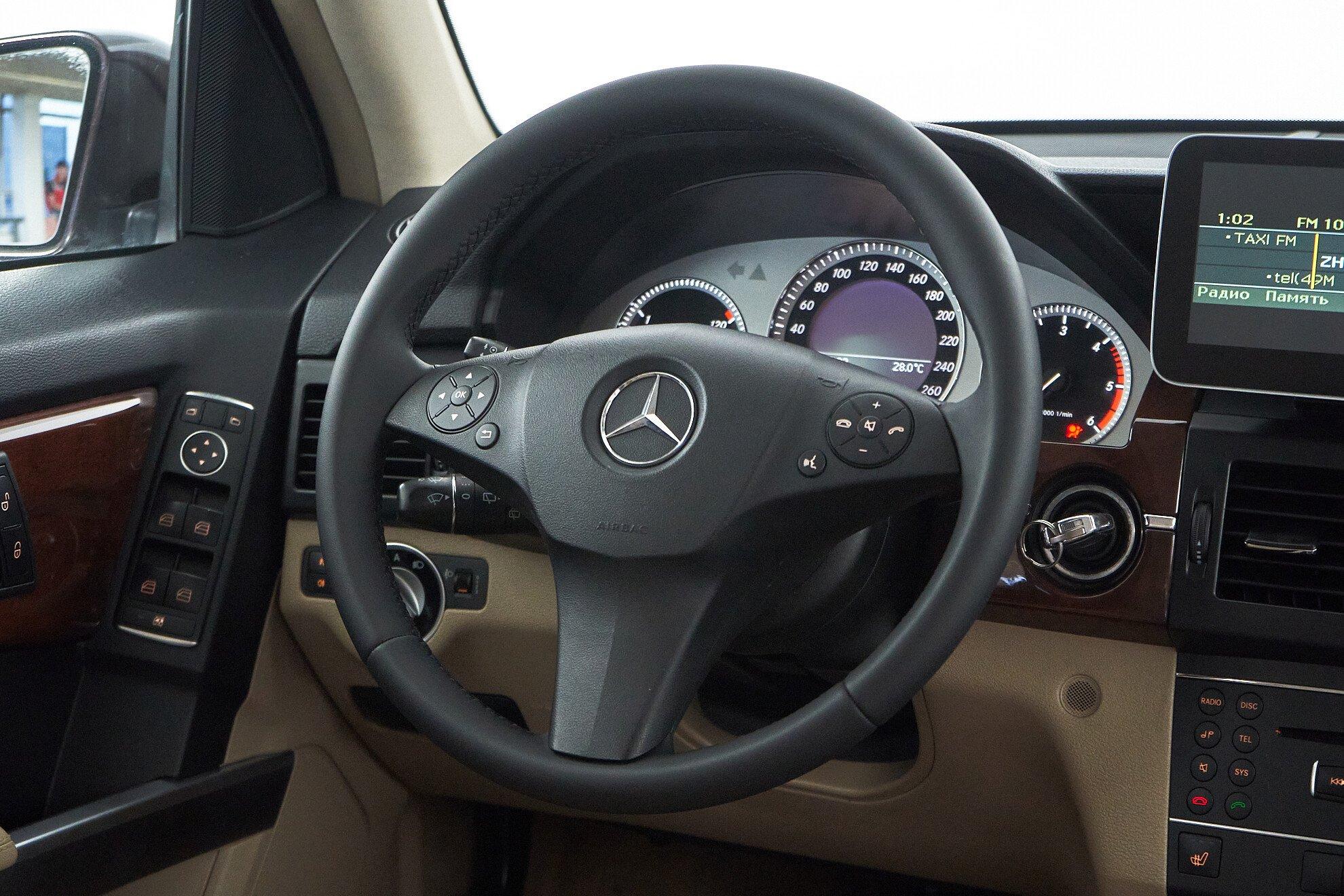Mercedes-Benz GLK-Класс 2010, коричневый