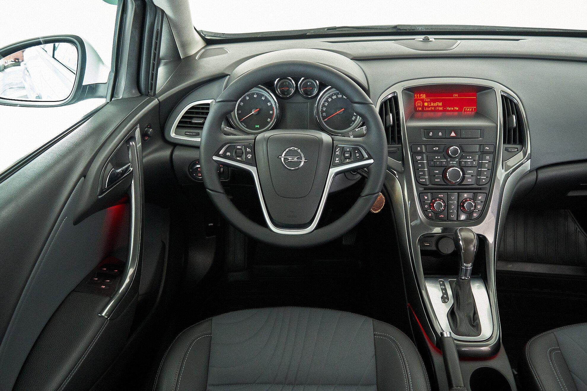 Opel Astra 2013, белый