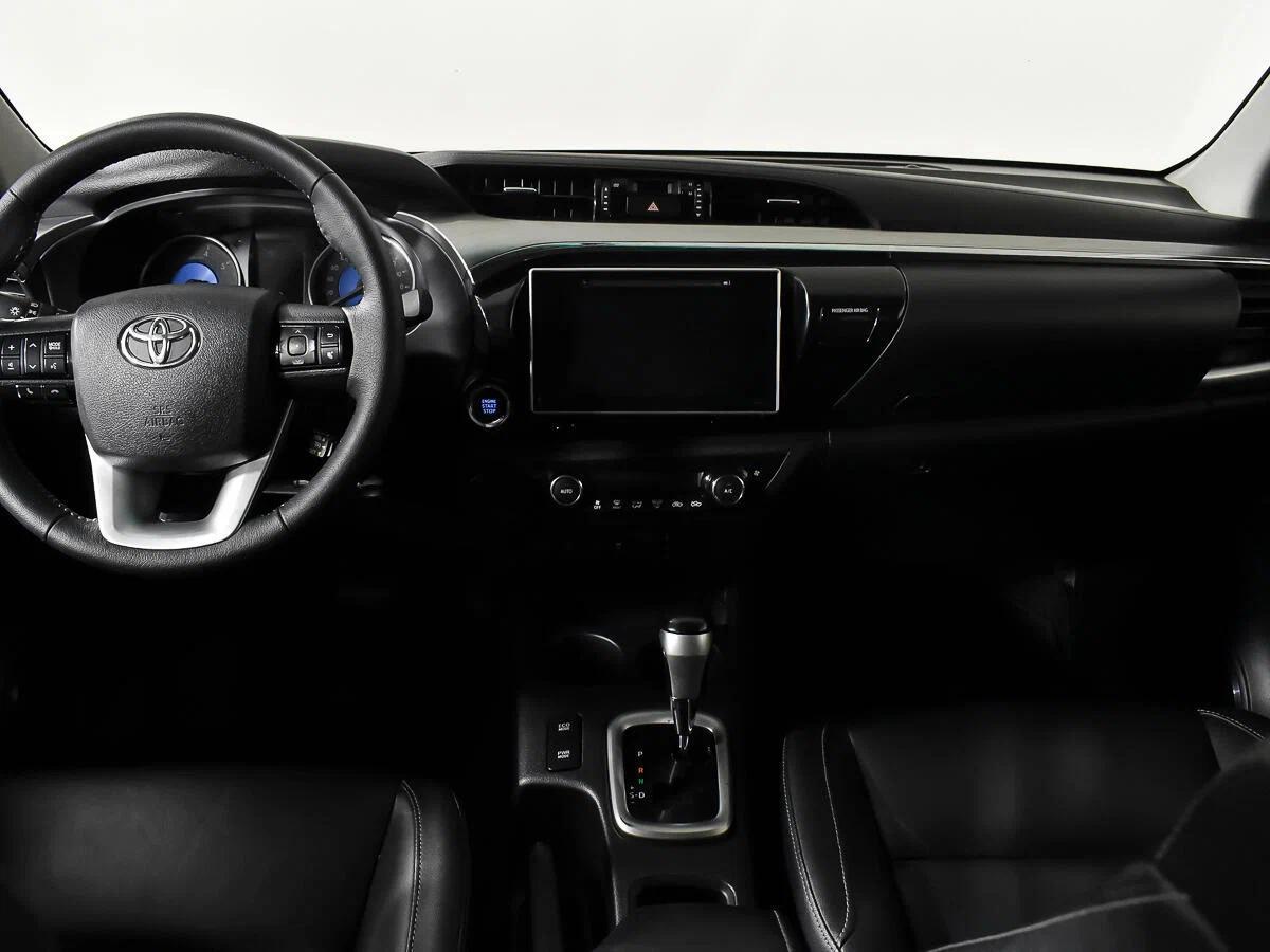 Toyota Hilux 2020, белый