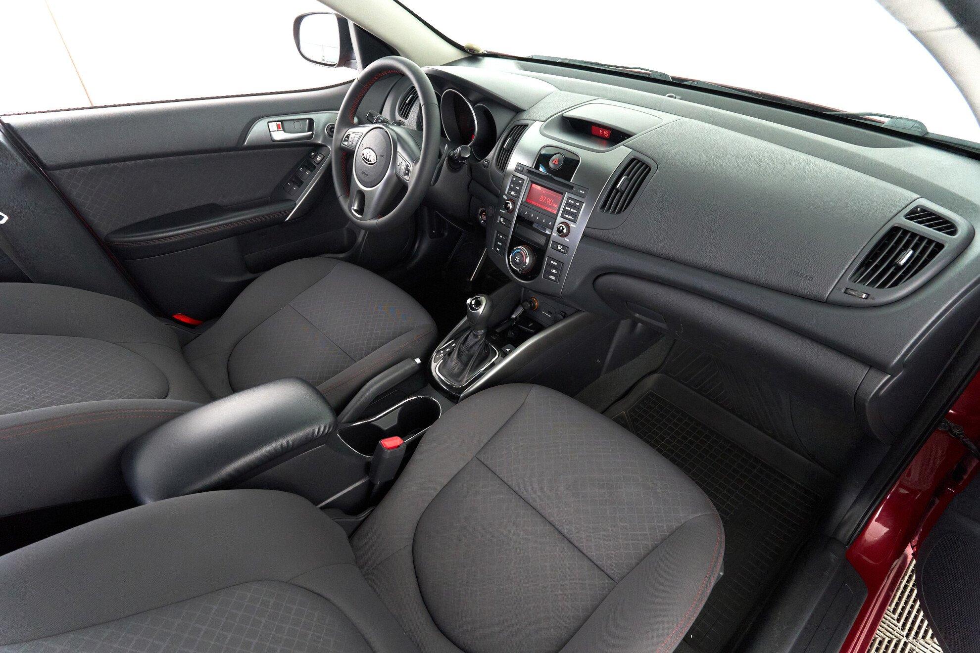Kia Cerato 2011, красный