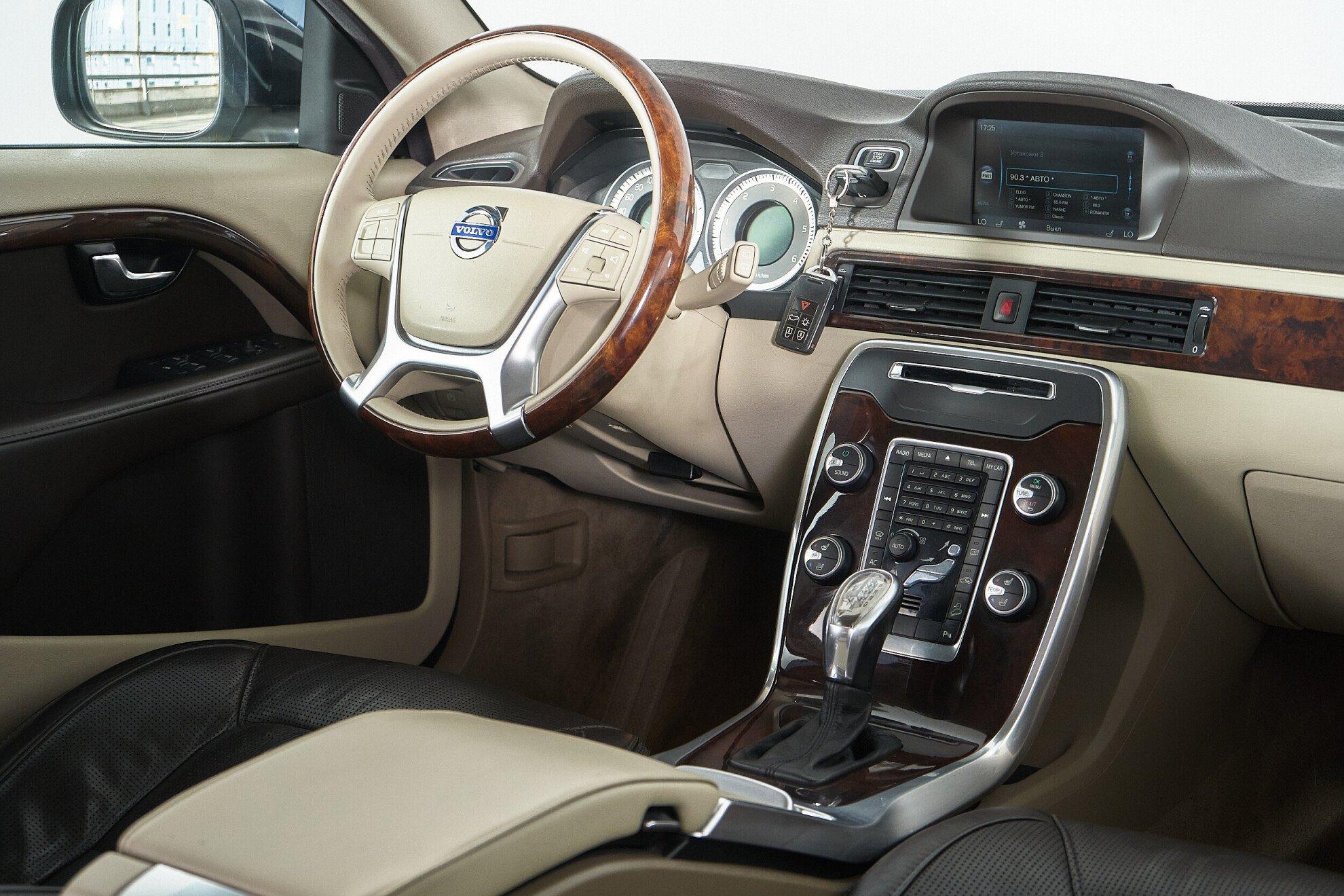 Volvo XC70 2012, черный