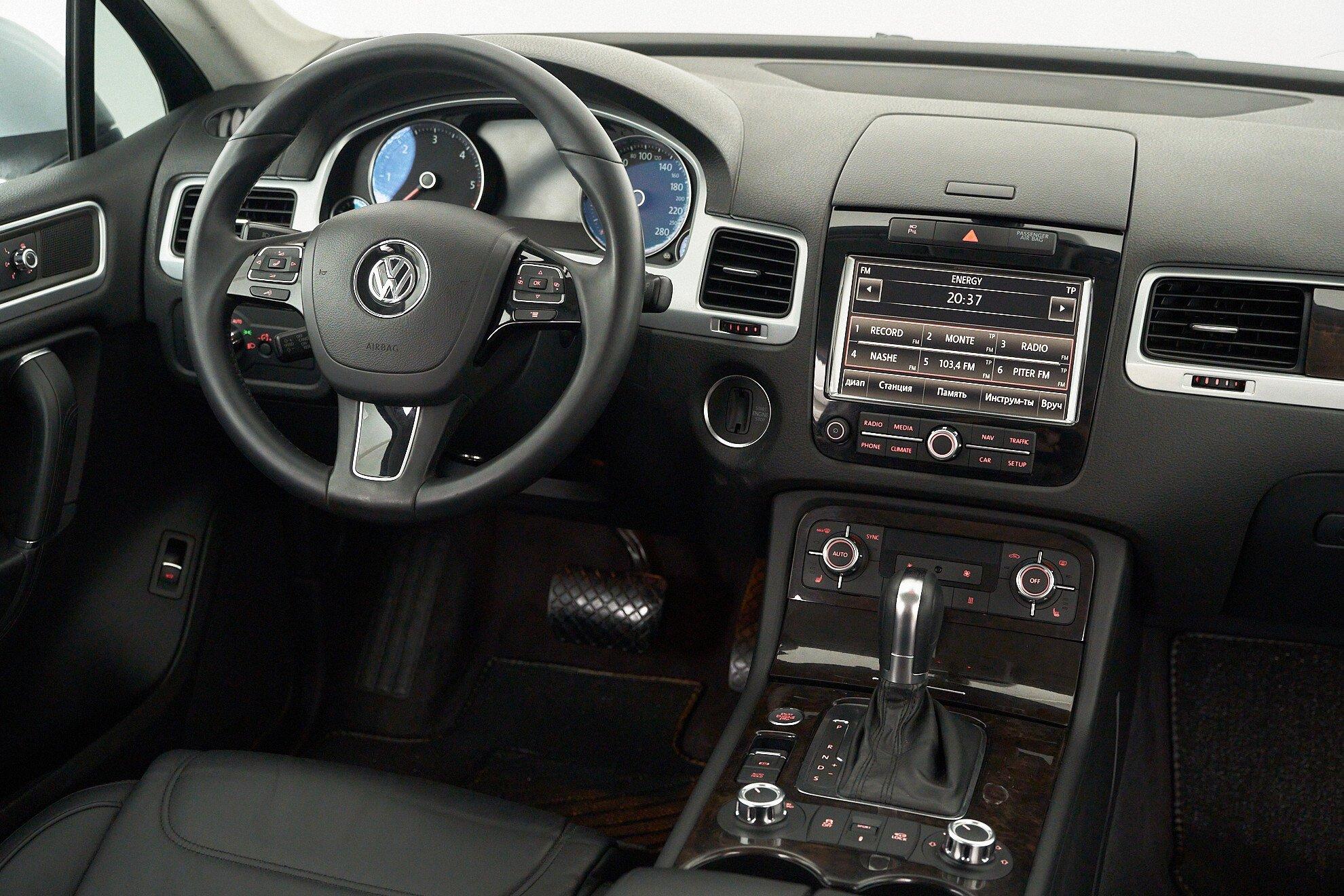 Volkswagen Touareg 2011, серебряный