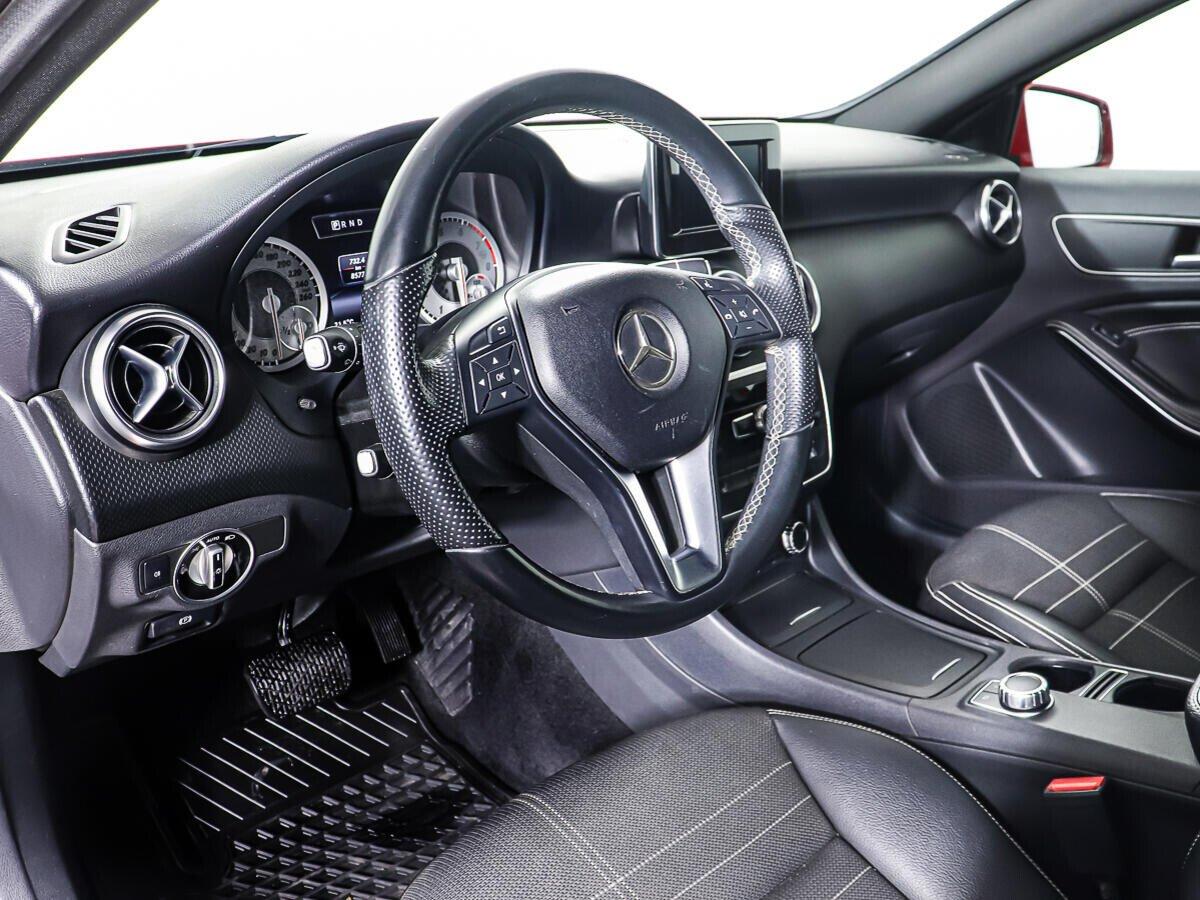 Mercedes-Benz A-Класс 2015, красный