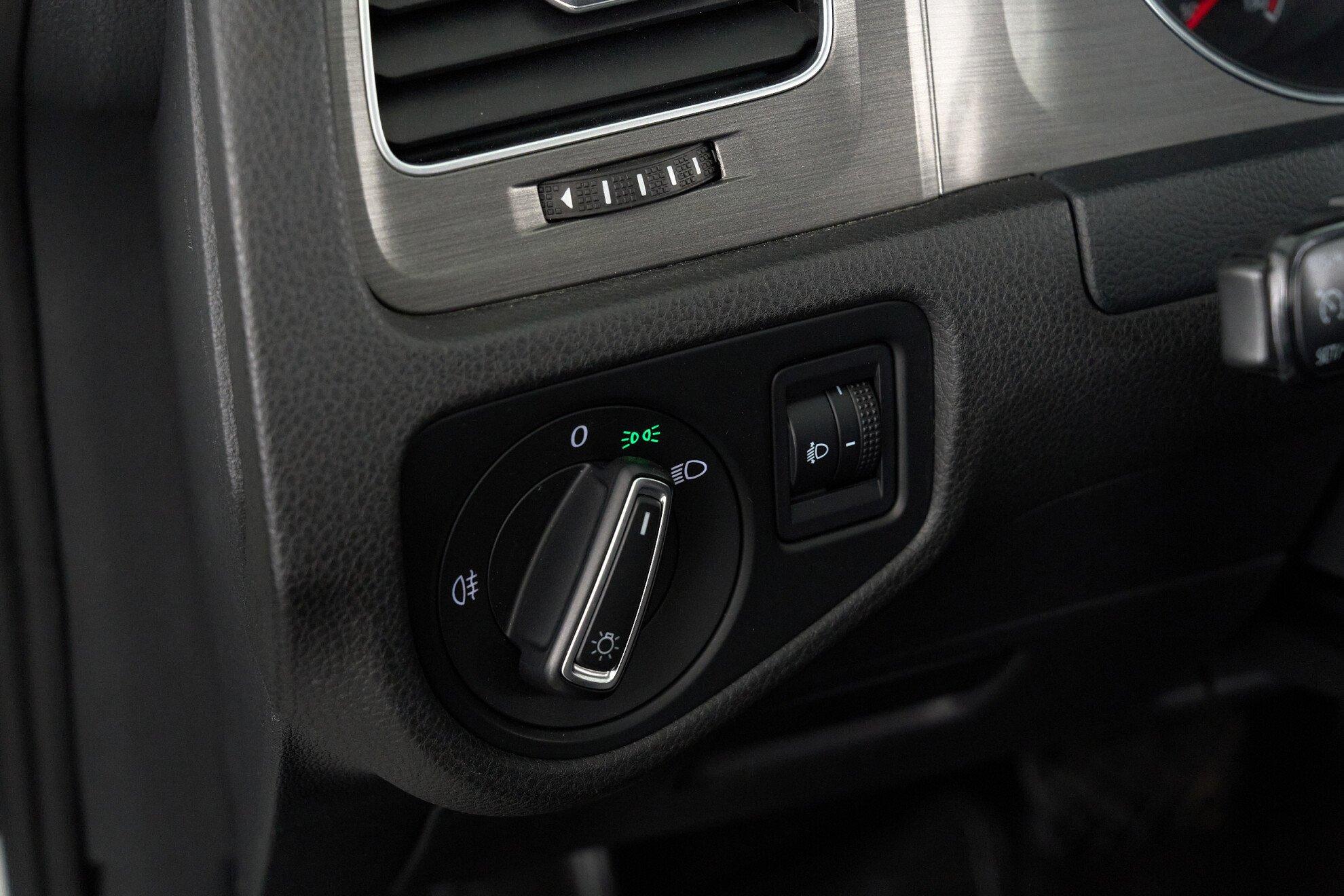 Volkswagen Golf 2013, белый