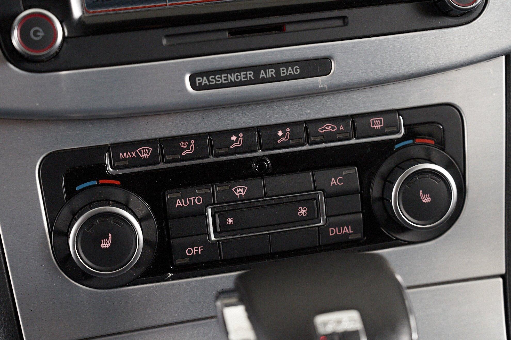 Volkswagen Passat CC 2010, белый