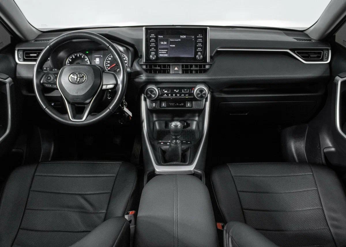 Toyota RAV4 2021, черный